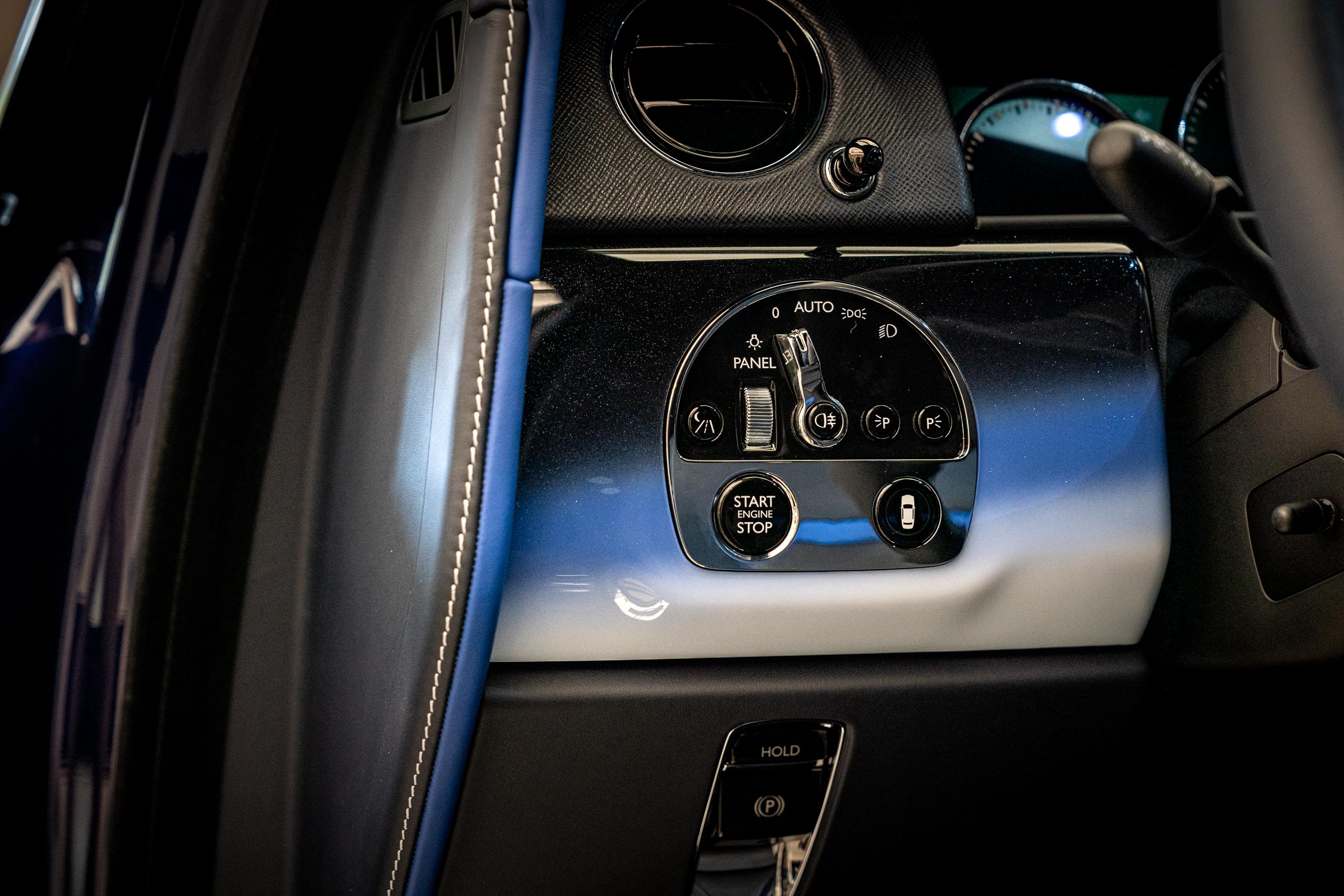 儀錶檯面板和車門飾板均以獨特的噴塗技術呈現蔚藍到墨黑的色彩過渡效果。