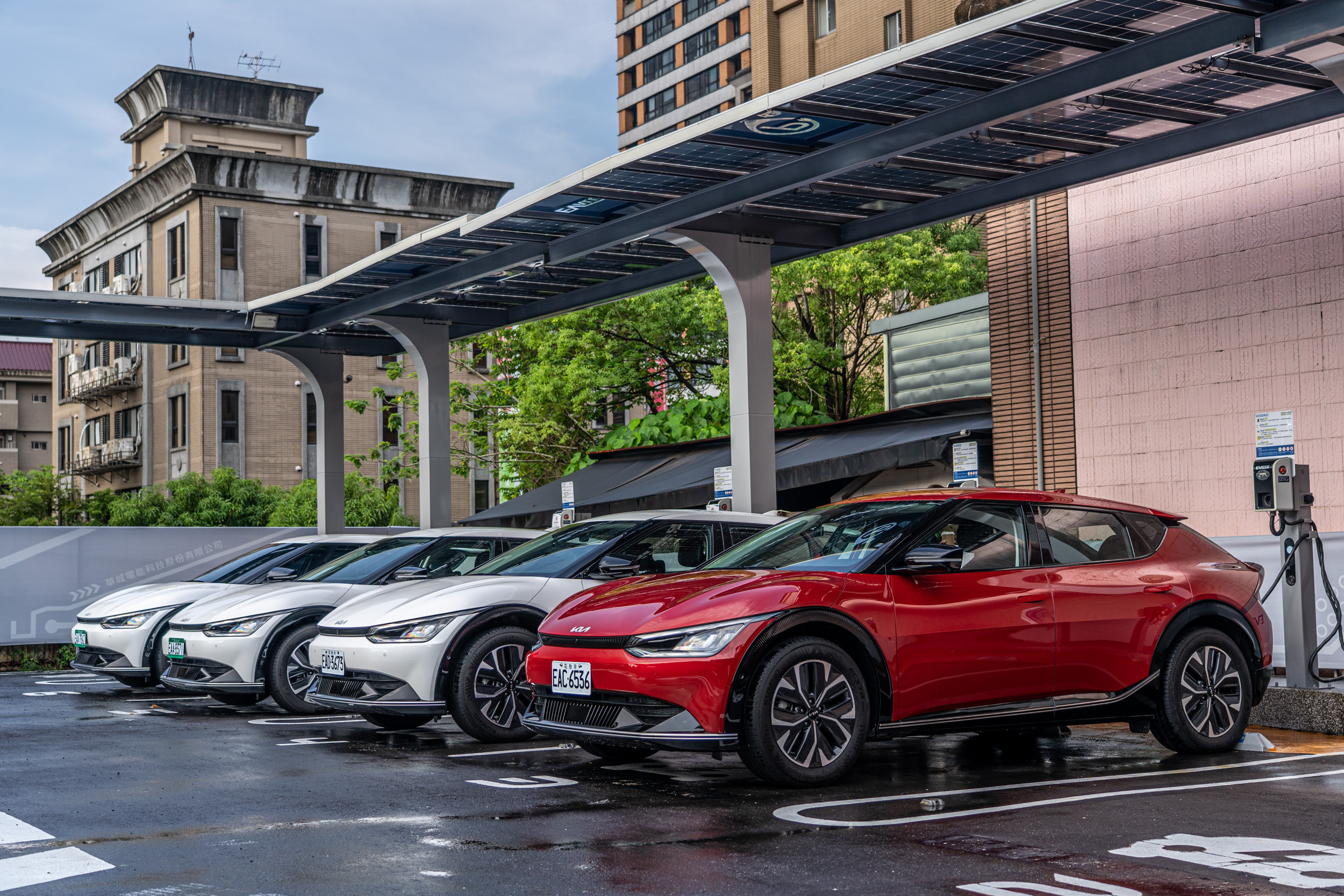 本次活動從內湖民權東路上的 EVALUE 充電站,以 100 % 的滿電狀態開始活動行程。