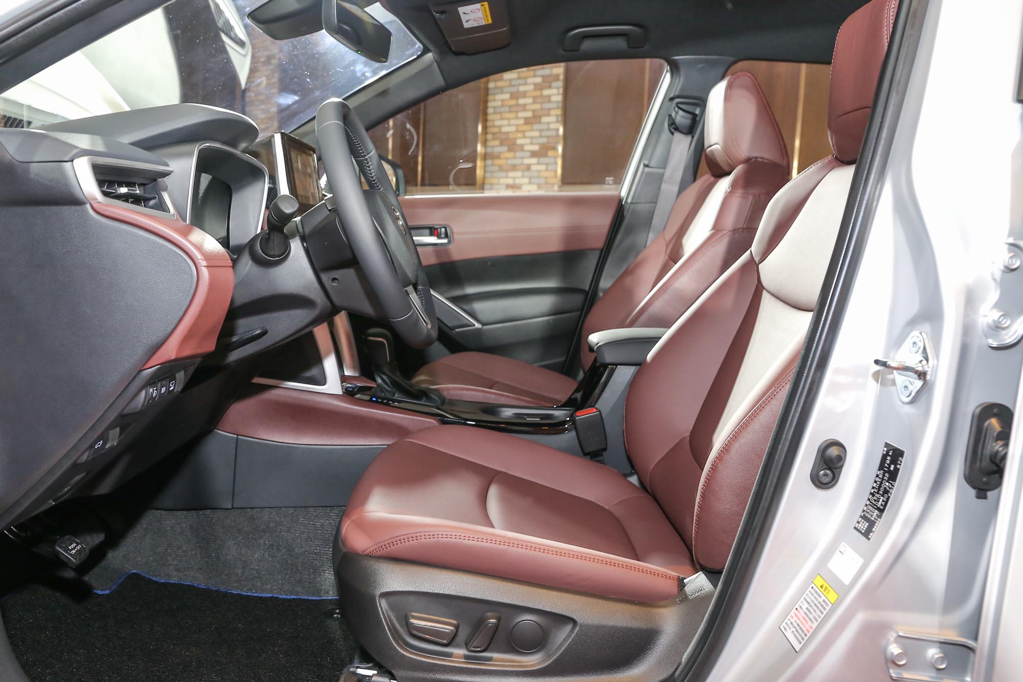 Hybrid 旗艦車型配備駕駛座 8 向電動調整座椅。