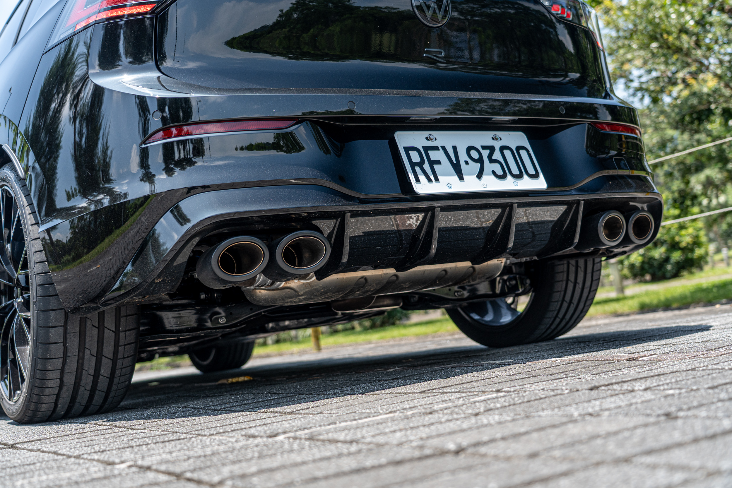 四出排氣管有了黑化包覆的設計元素。