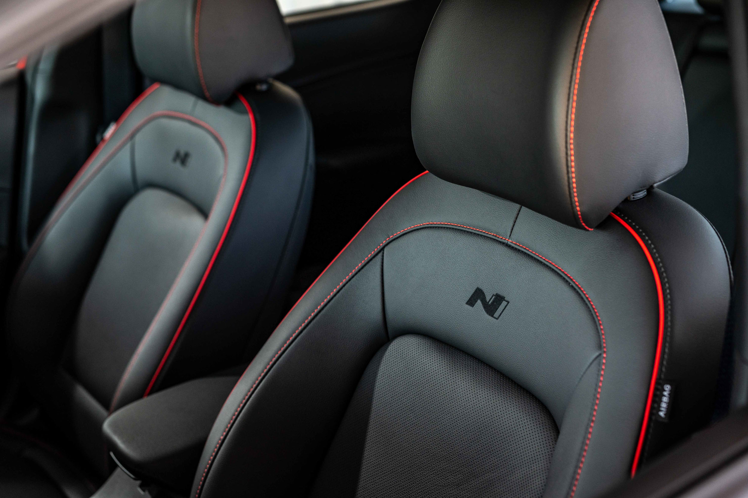 駕駛座電動座椅附電動腰靠，並有專屬紅色縫線與 N Line 標誌。