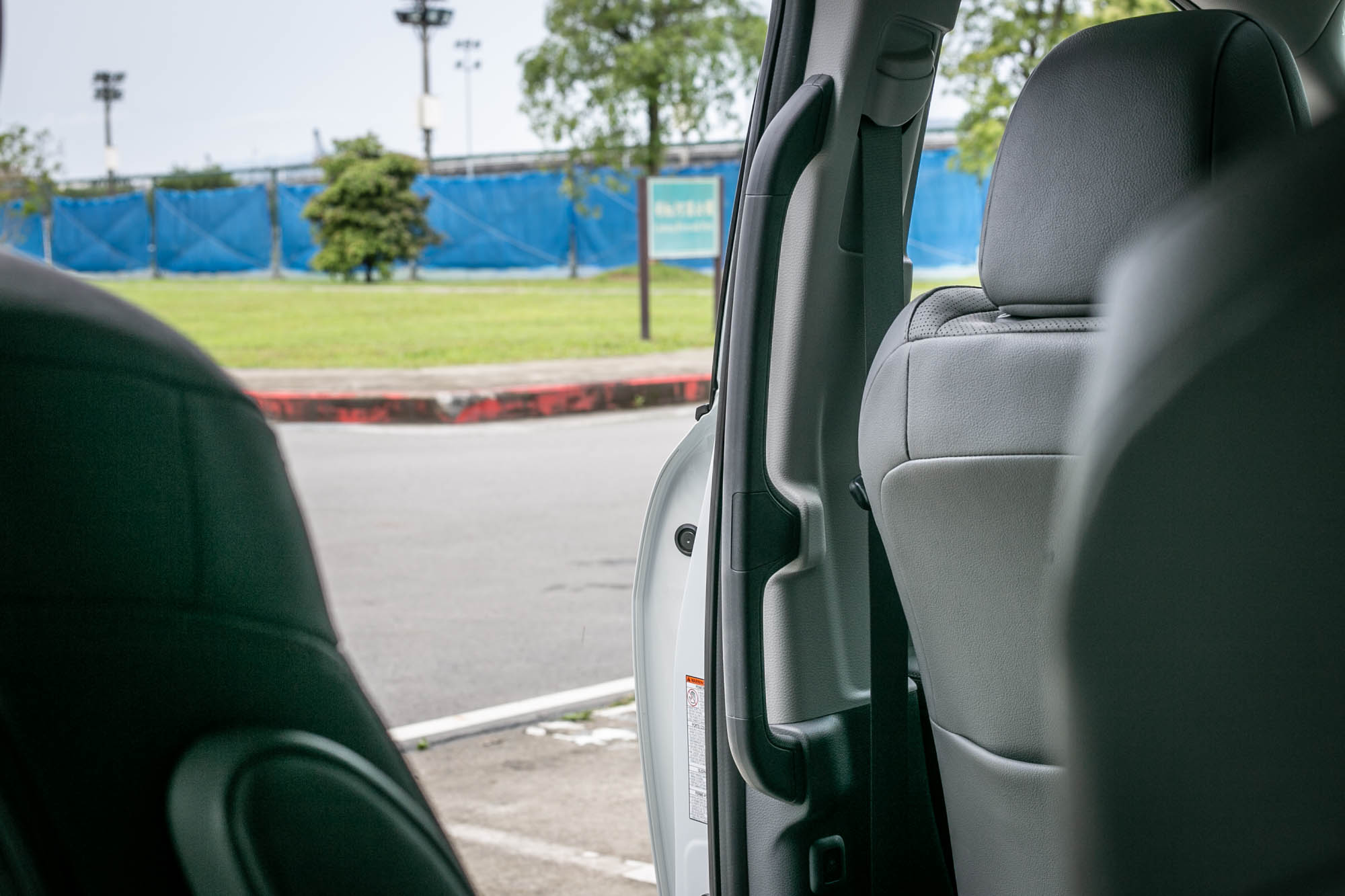 B 柱旁的大型扶手提供乘客上下車相當便利的支撐輔助。