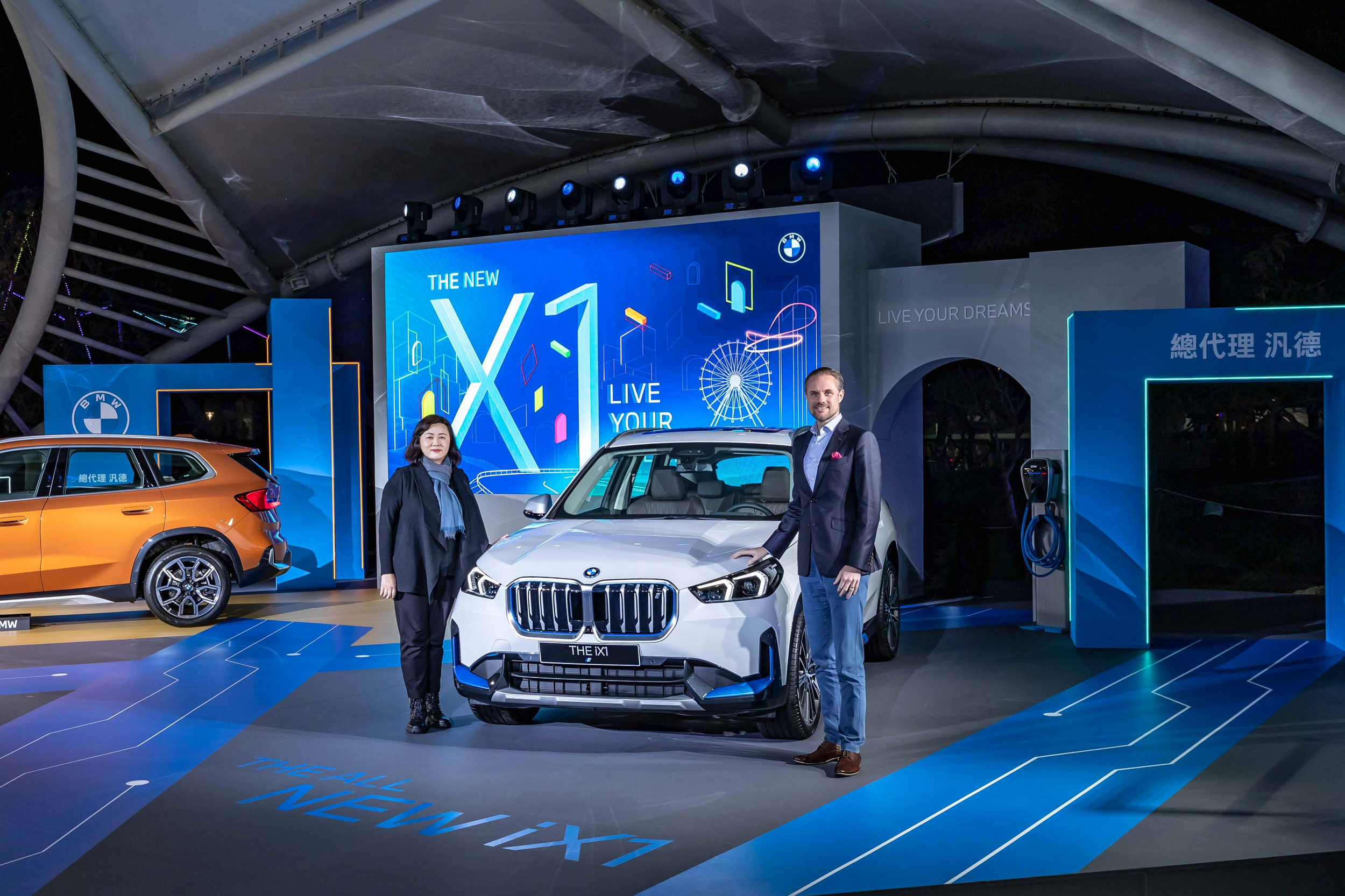 BMW總代理汎德公司總經理李昀潔(左)與BMW Group 台港澳執行董事Martijn Oremus(右)