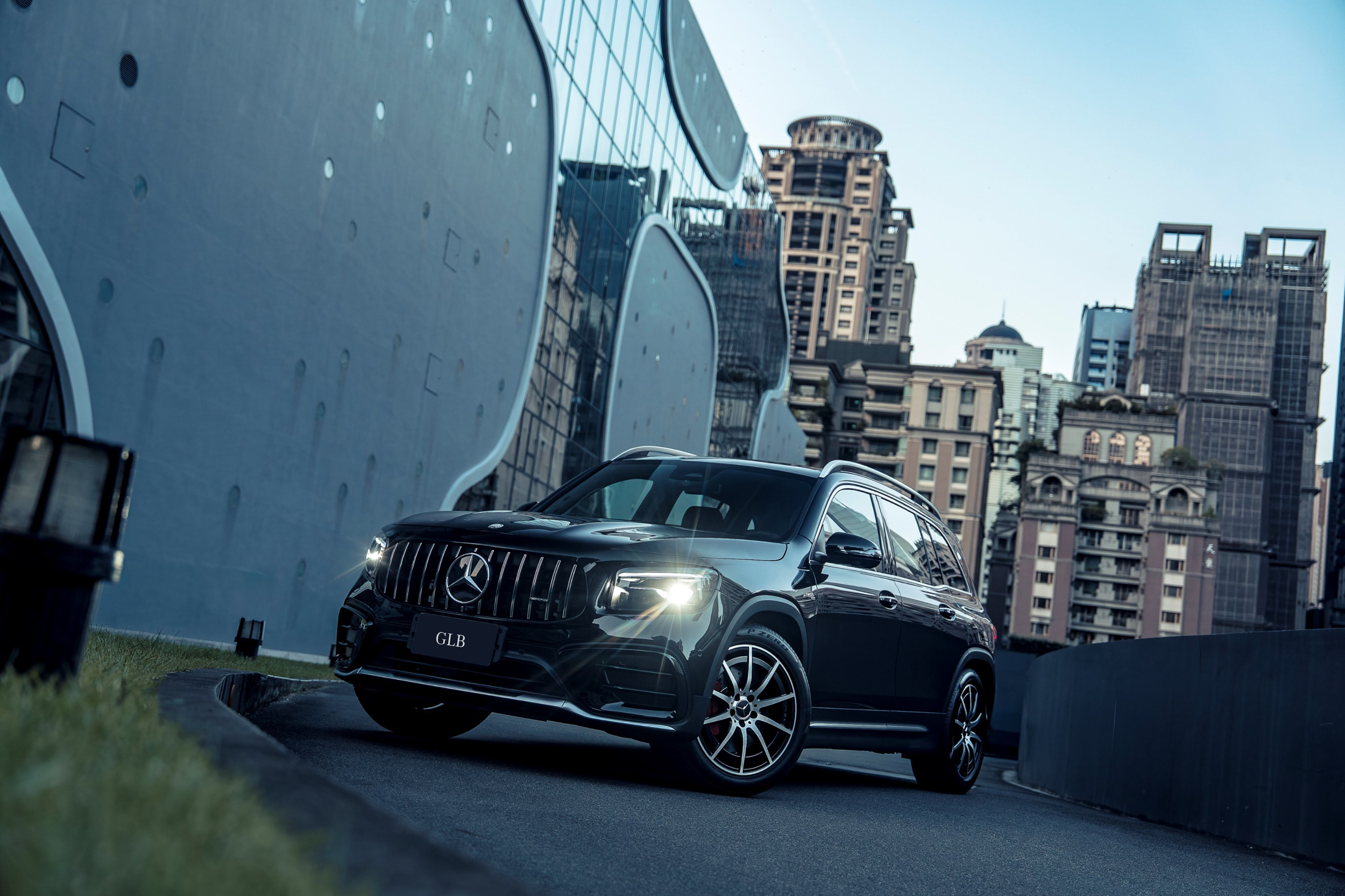 新年式 GLB 35 4MATIC 新增選配 AMG 夜色運動套件。