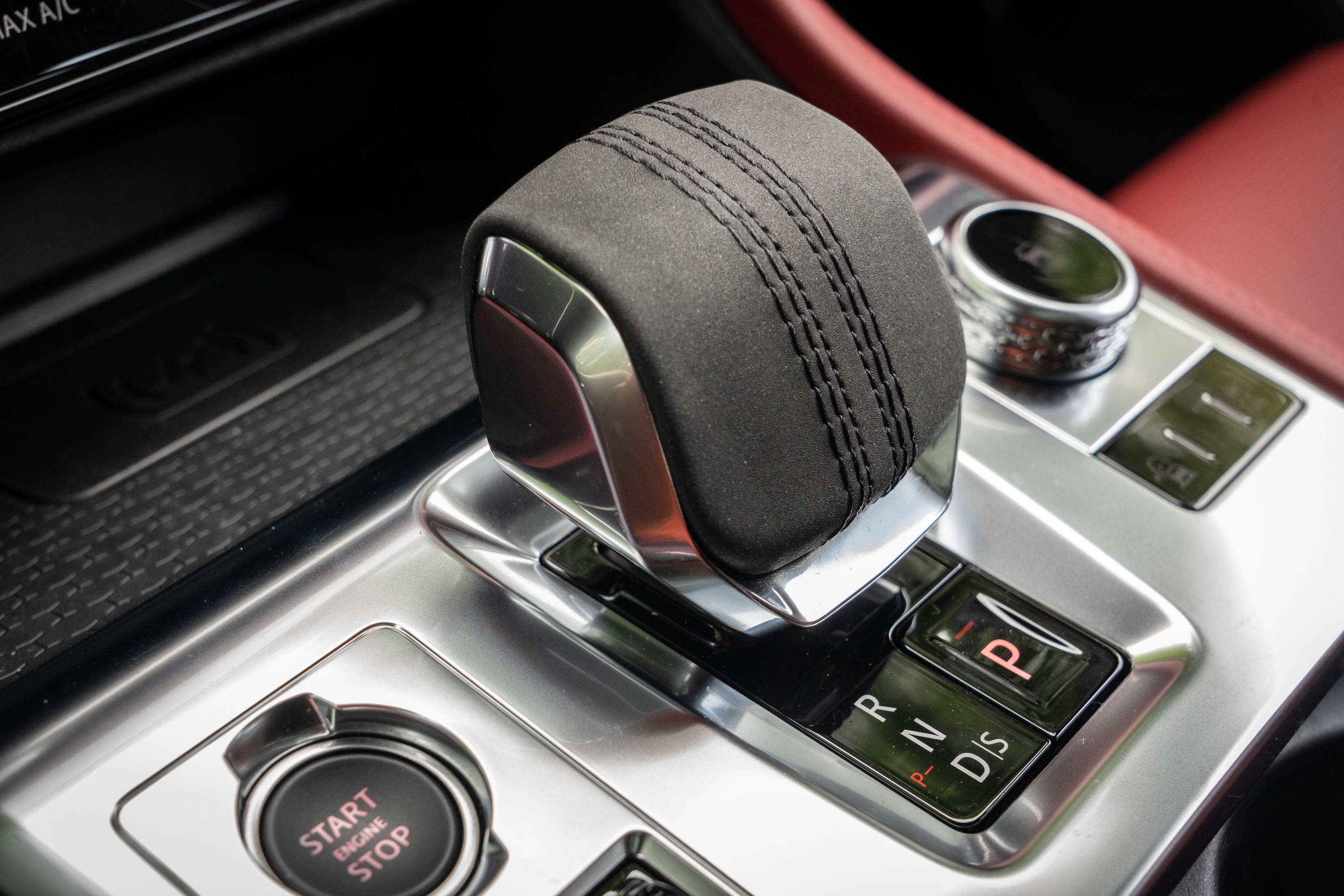 全新造型的排檔桿,造型與手感都相當出色。