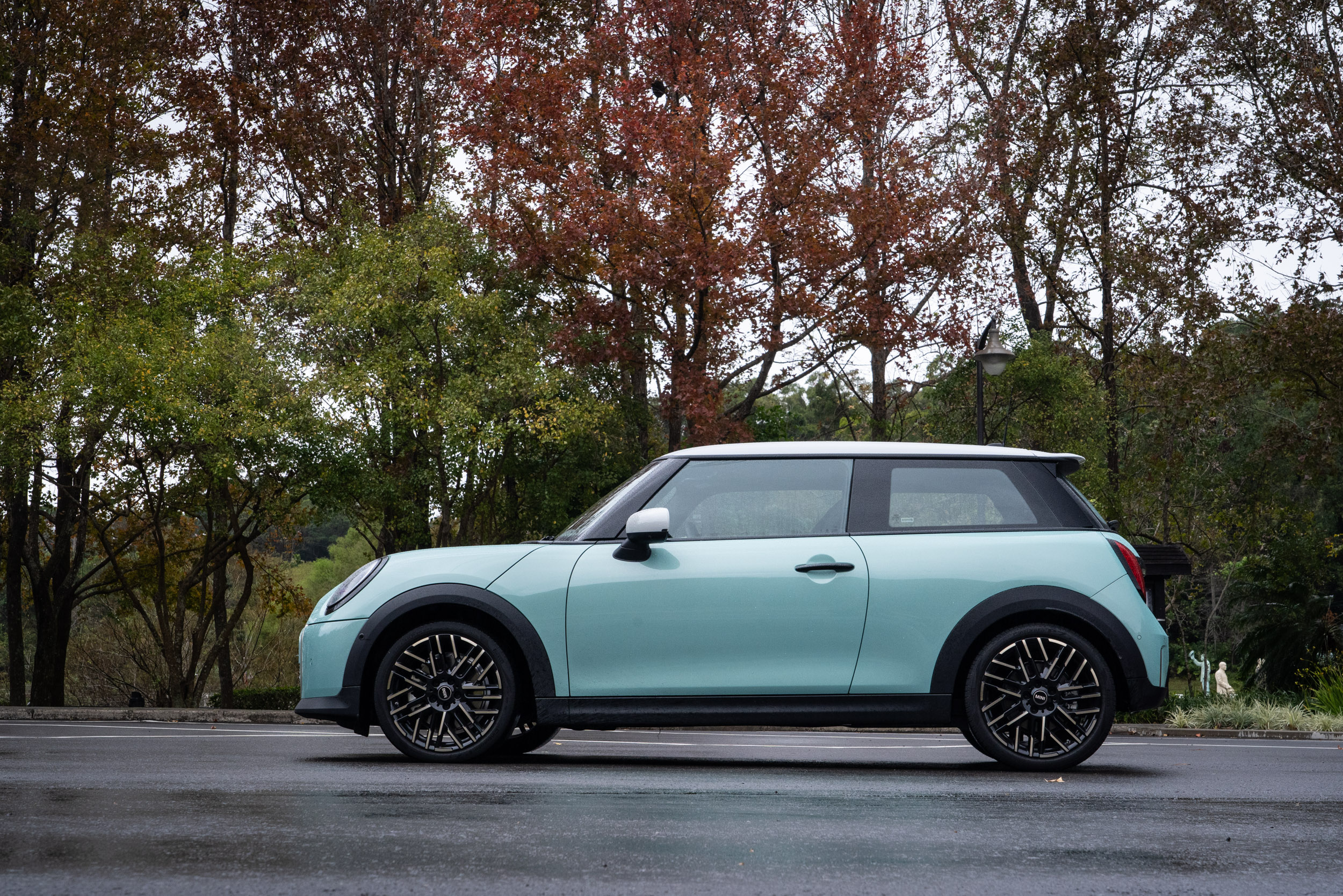 F66世代的Mini Cooper S三門掀背車款將科技便利與時尚資質完美兼具，且仍有讓人喜愛的經典元素。