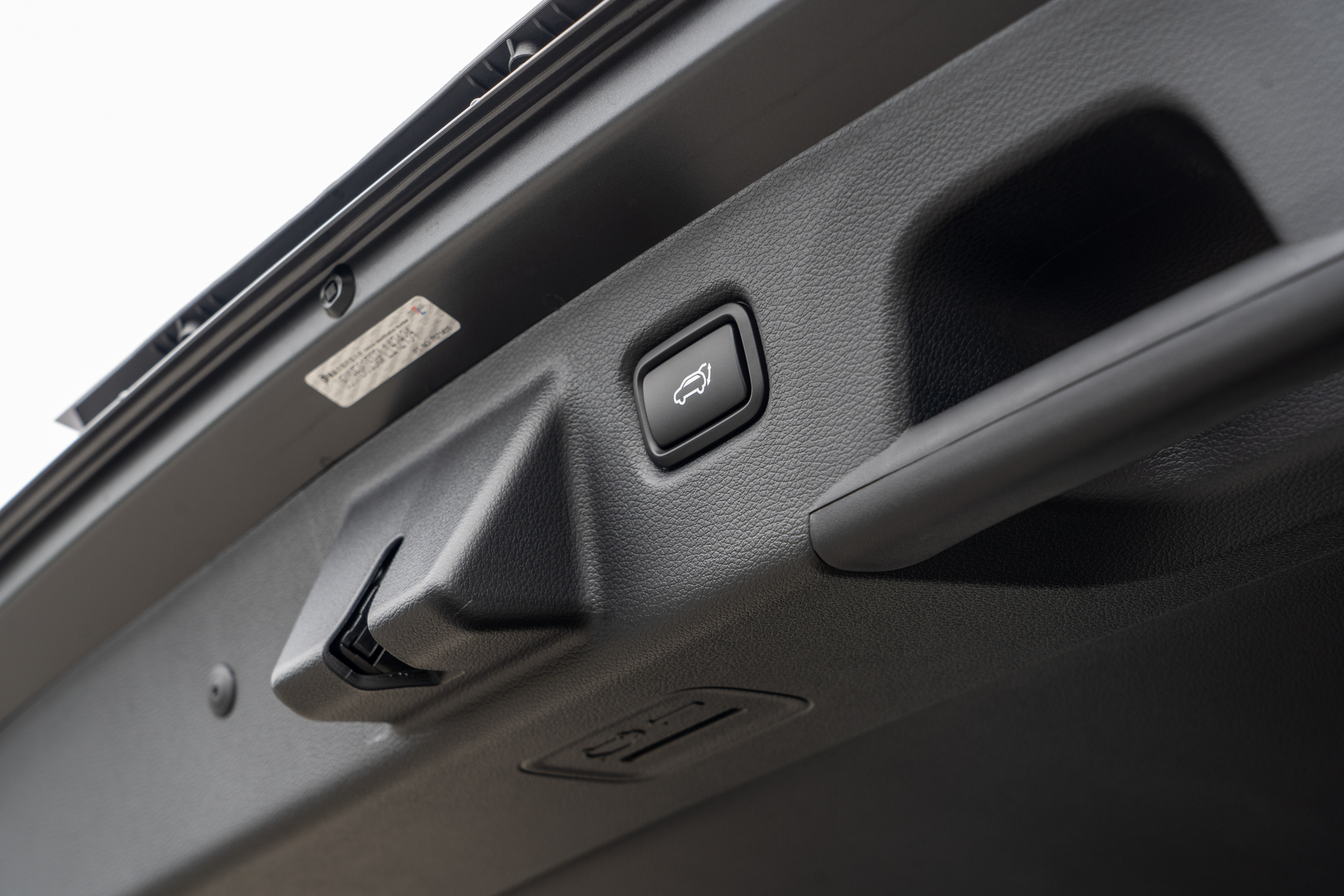 配備貼身感應式的感應式電動尾門。