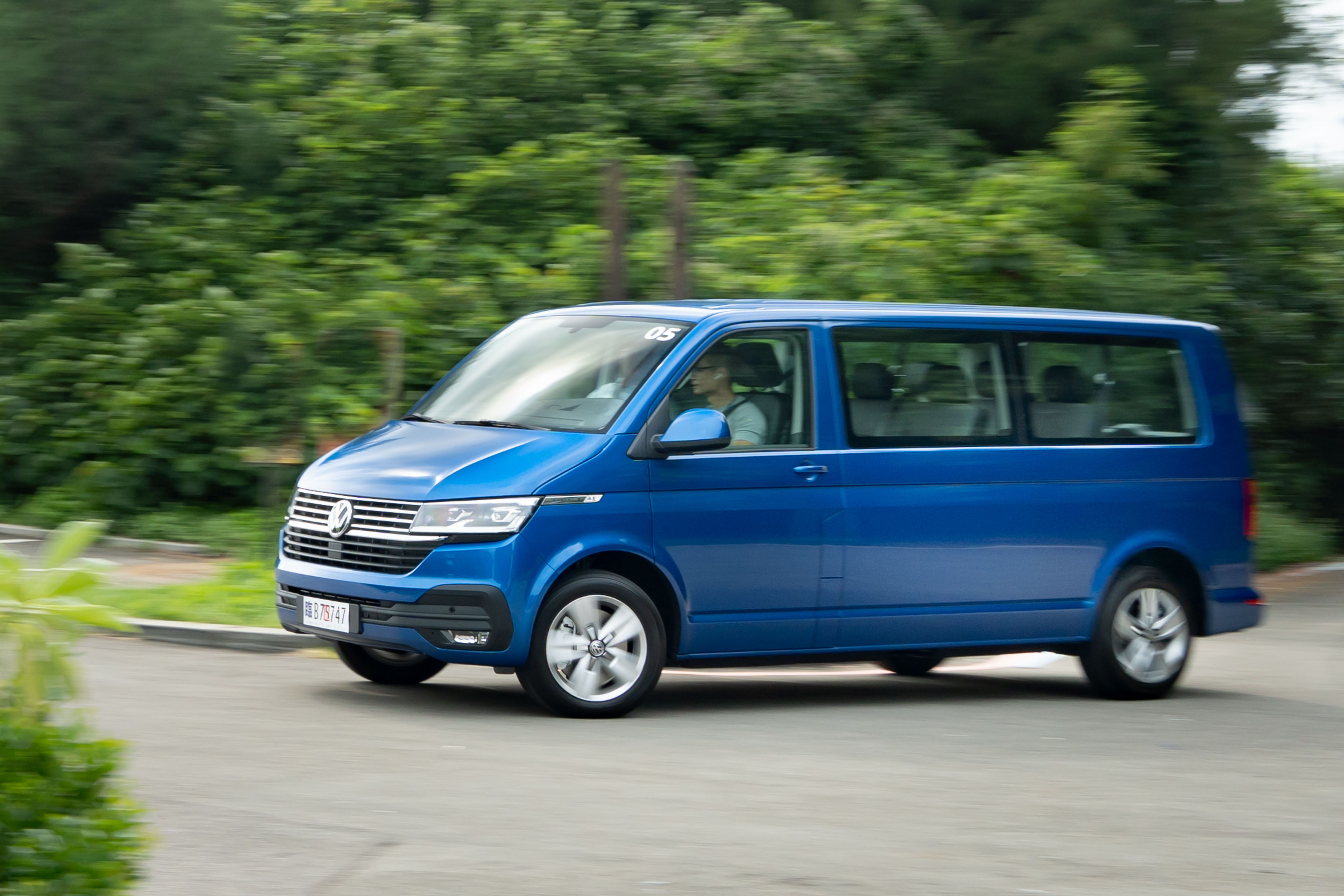 199 匹馬力、450 牛頓米的 199 L,配上 7 速雙離合器自手排加速輕快,一般載客需求可以輕鬆滿足。