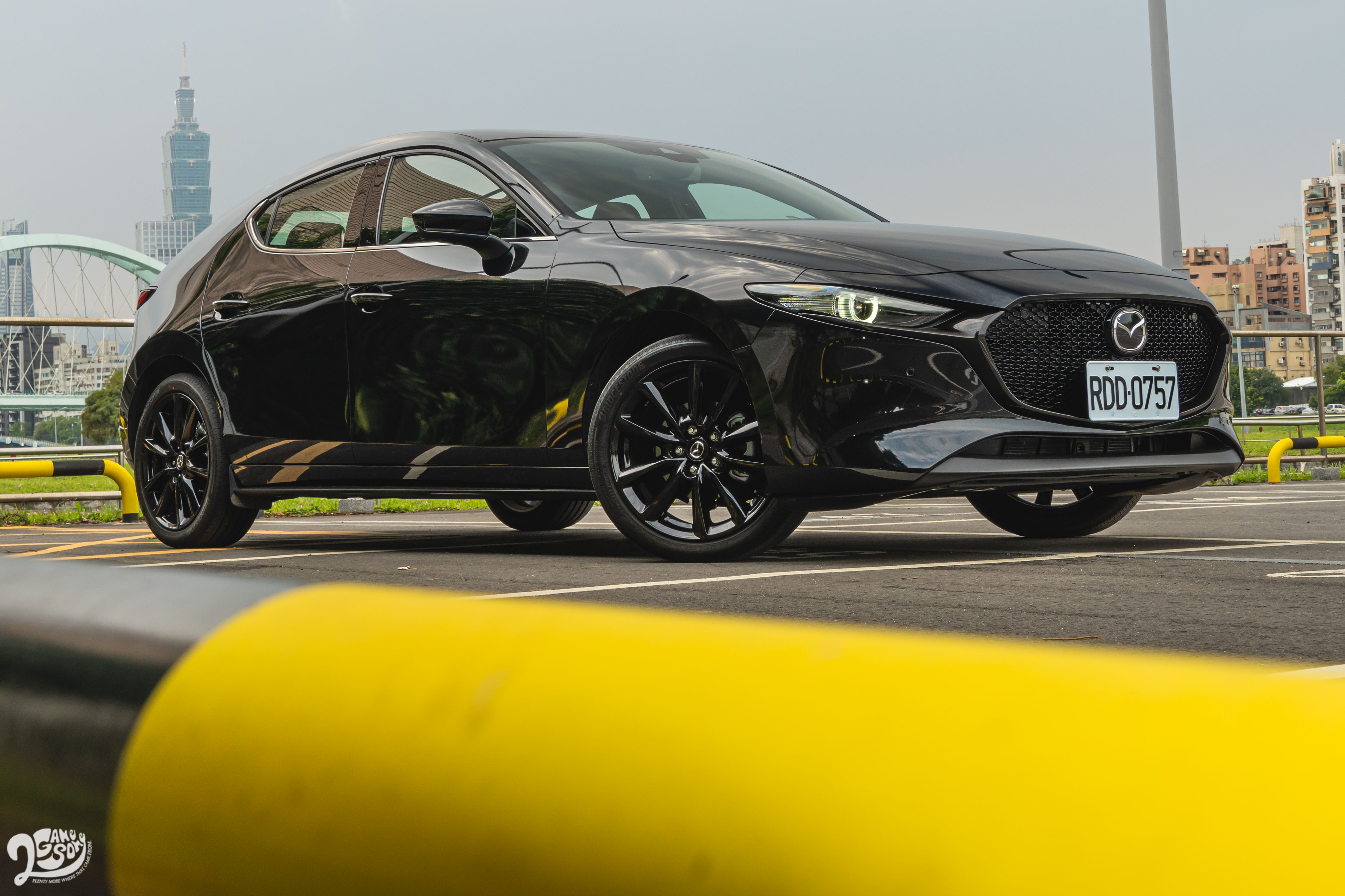 試駕車配備新款黑色輪圈。