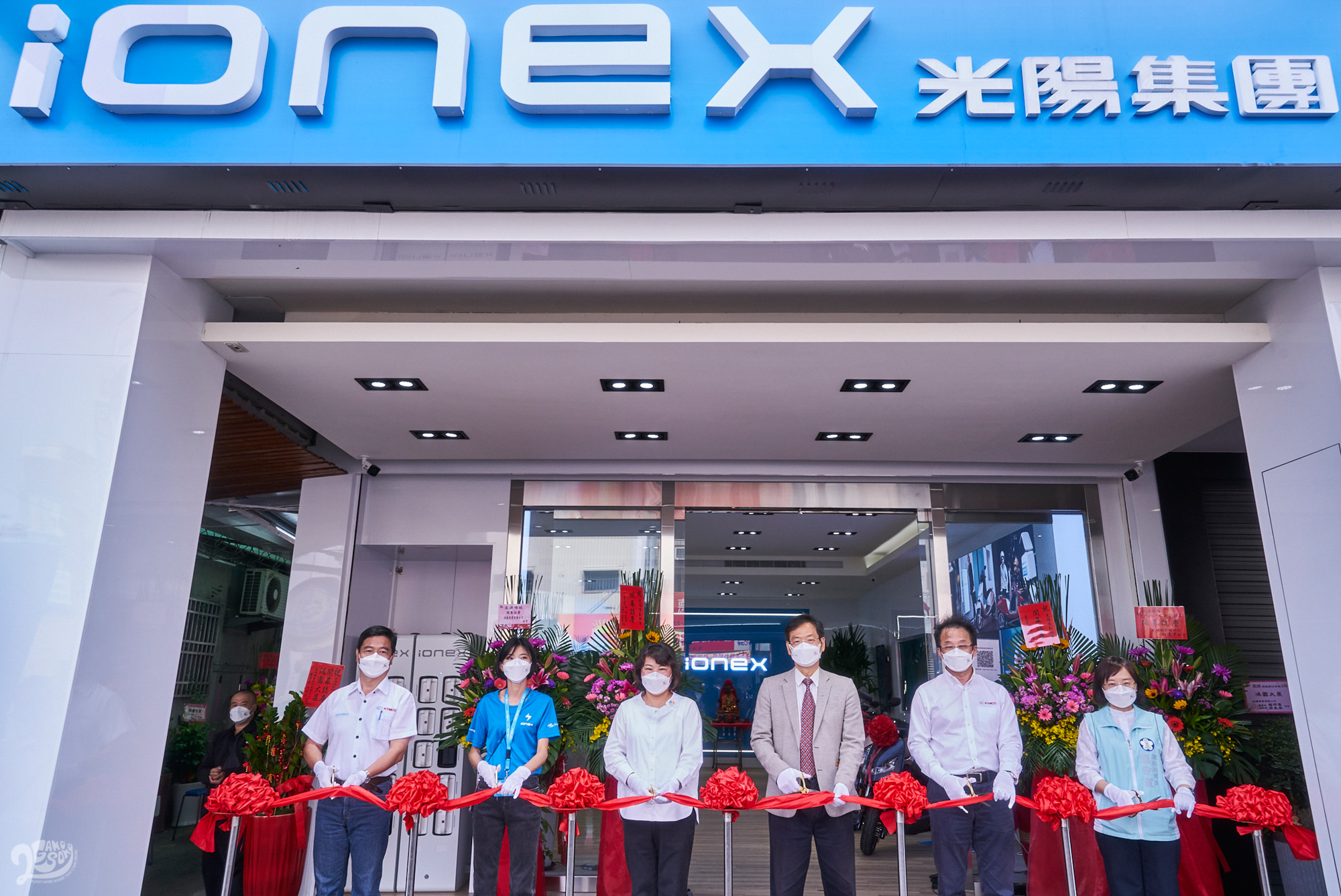 光陽集團柯俊斌執行長(左四)、黃敏惠市長(左三)、Ionex嘉義宸源專賣店總經理(左二)與地方長官親臨全台第 35 間 Ionex 專賣店開幕剪綵。