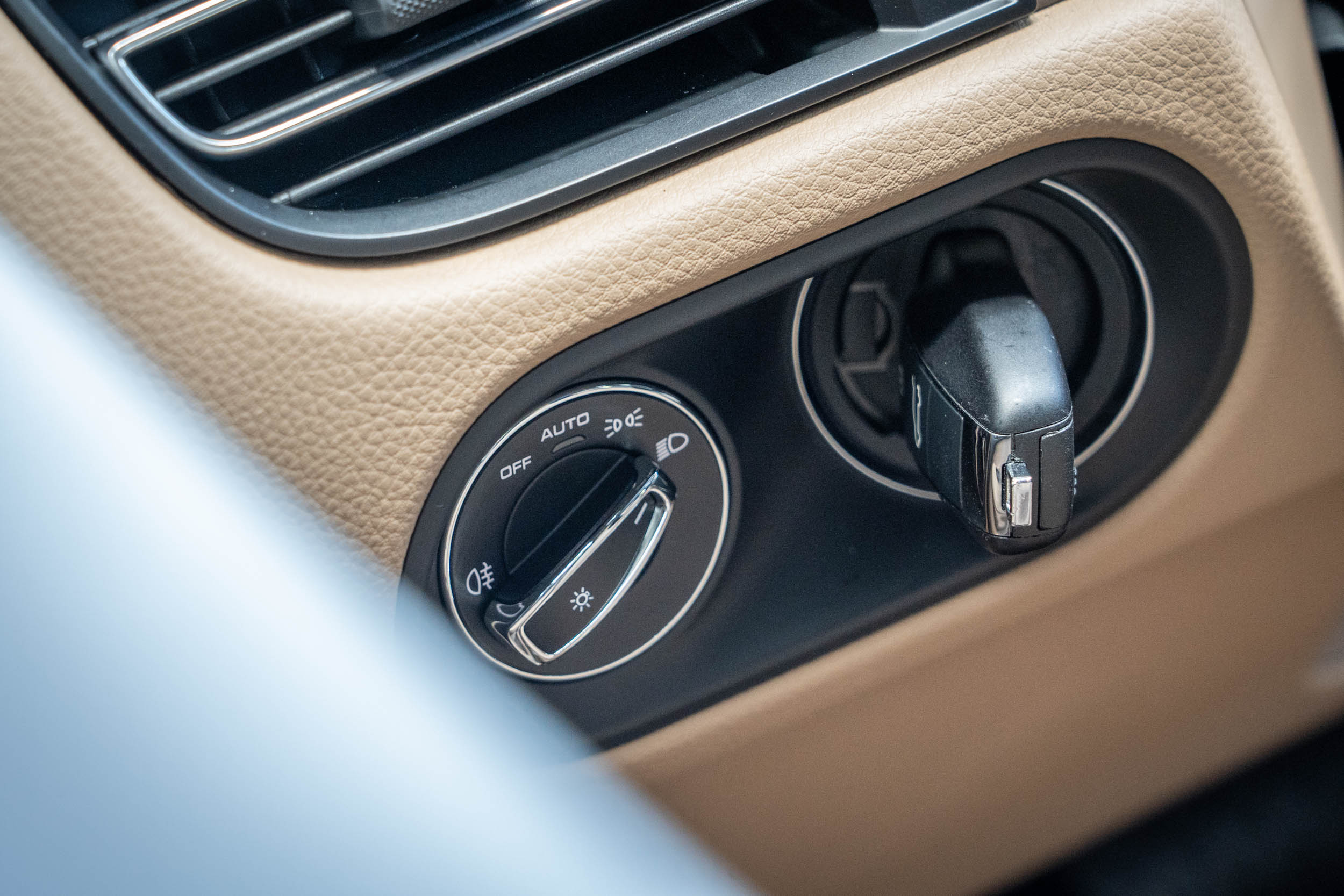 品牌最具特色的啟動鑰匙位置處於方向盤左側。