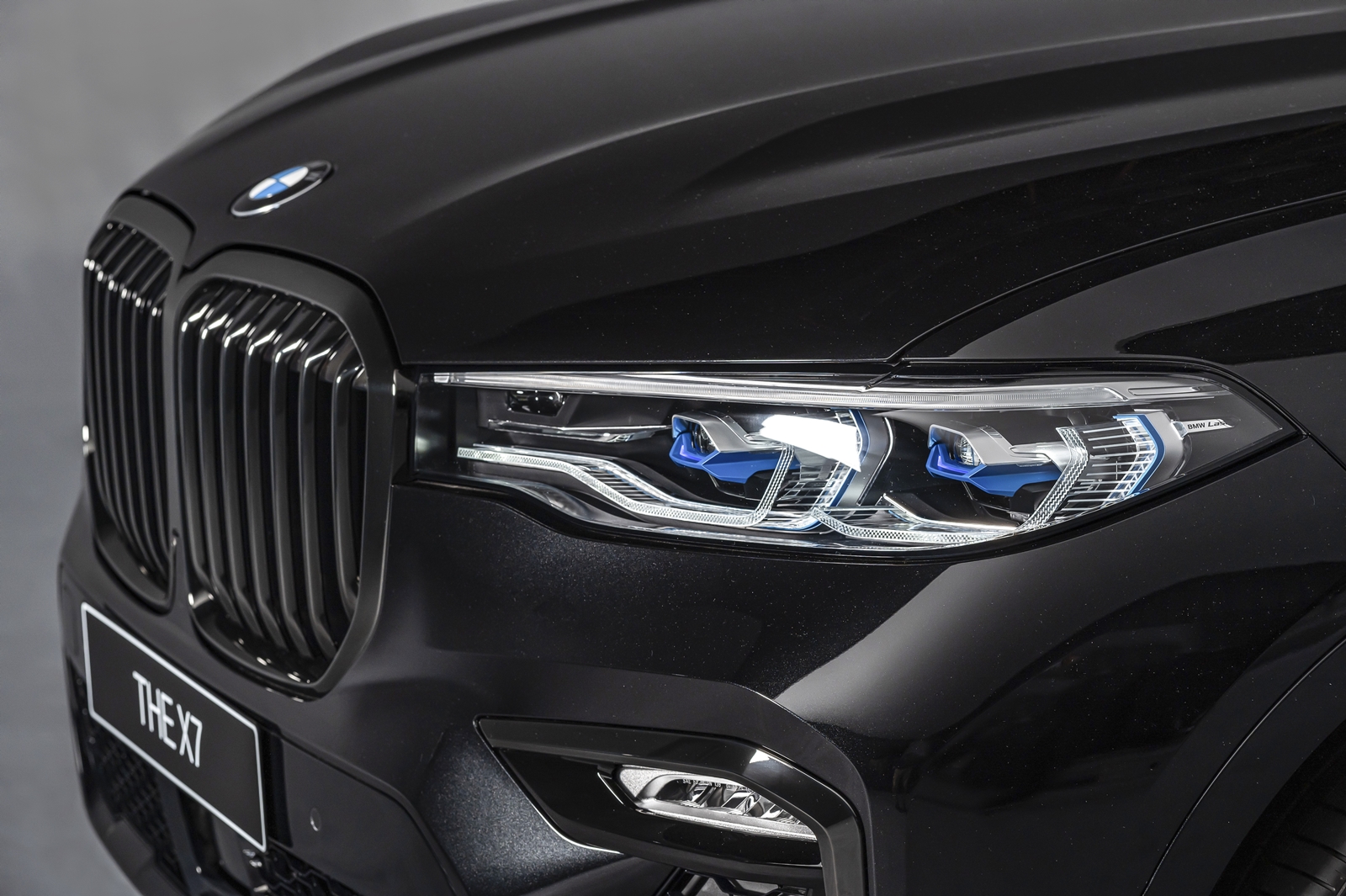 BMW X7 Dark Knight曜黑版升級智慧雷射頭燈（含Glare-free光型變化功能）與黑色高光澤水箱護罩。