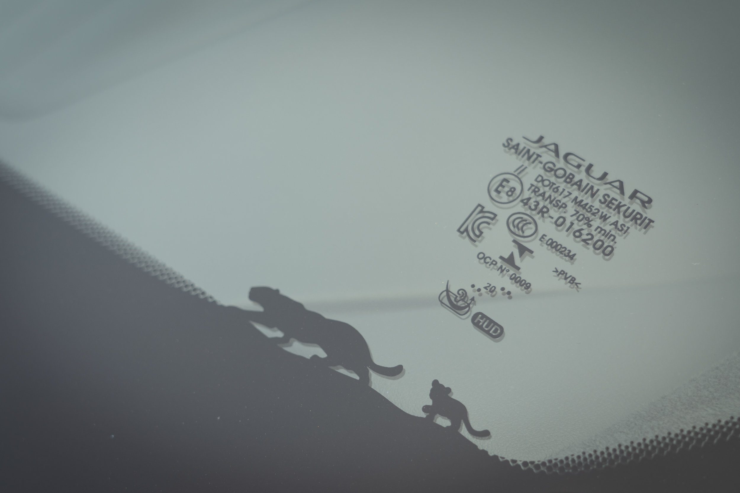 前擋風玻璃的小豹式樣,展現 E-Pace 的「Baby Jaguar」定位。