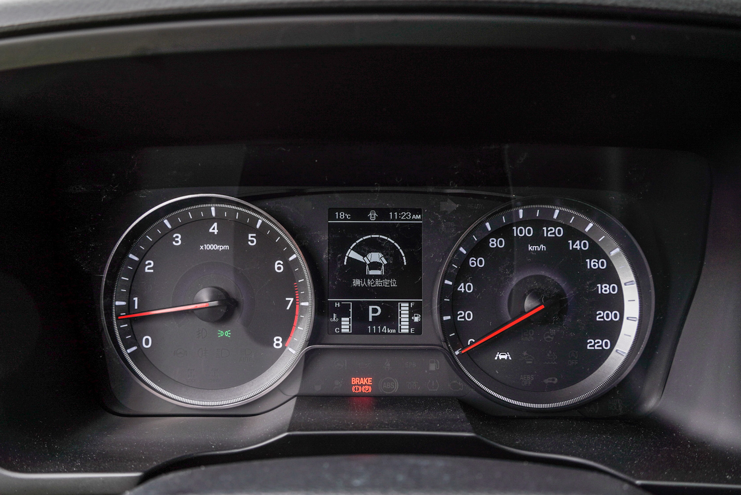 除了最頂級的柴油旗艦型是換上 10.25 吋的數位儀表，其餘車型的儀表板都還是採用傳統指針搭配 3.5 吋 LCD 螢幕設計。