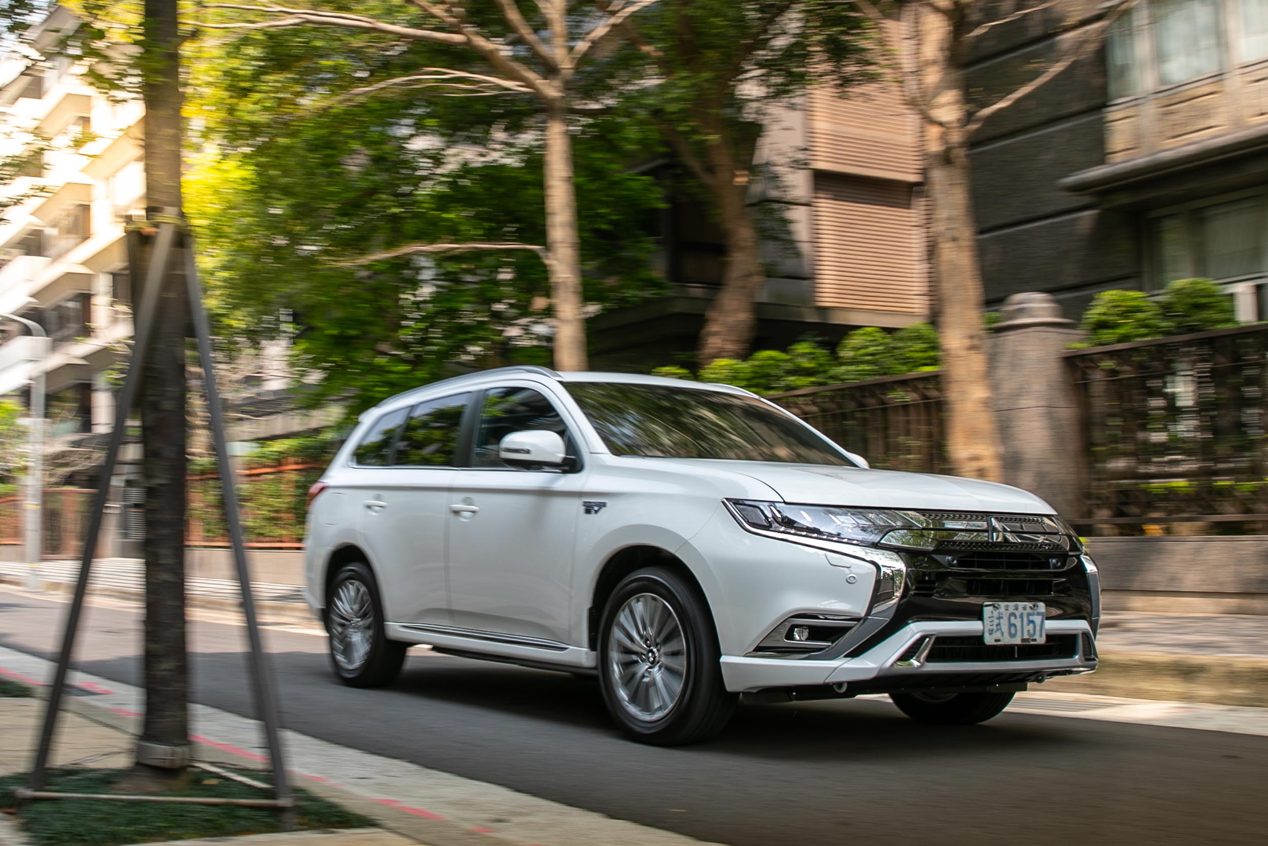 Outlander PHEV 於官方油耗測試數據有著高達 52.4km/L 的漂亮數據,但實際表現取決於駕駛的用車環境。