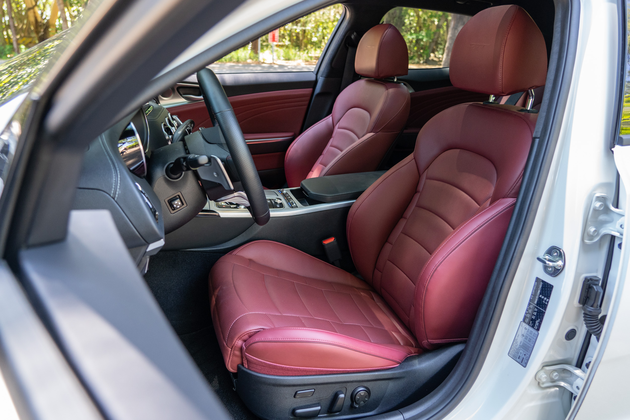 Nappa 紅色透氣真皮座椅,雙前座椅皆為八向電動調整與四向電動腰靠。