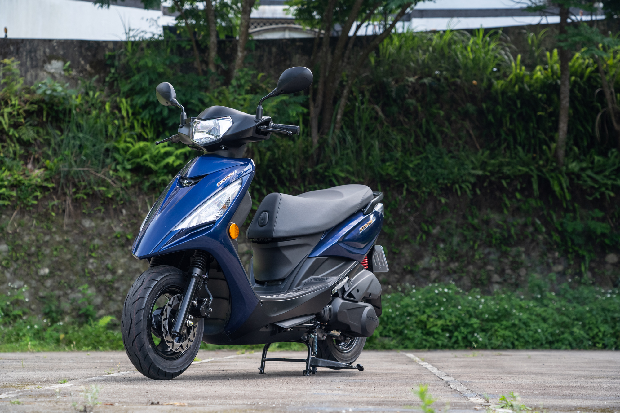 試駕車款為 KYMCO 大地名流 125 碟煞款,售價為新台幣 61,800 元。