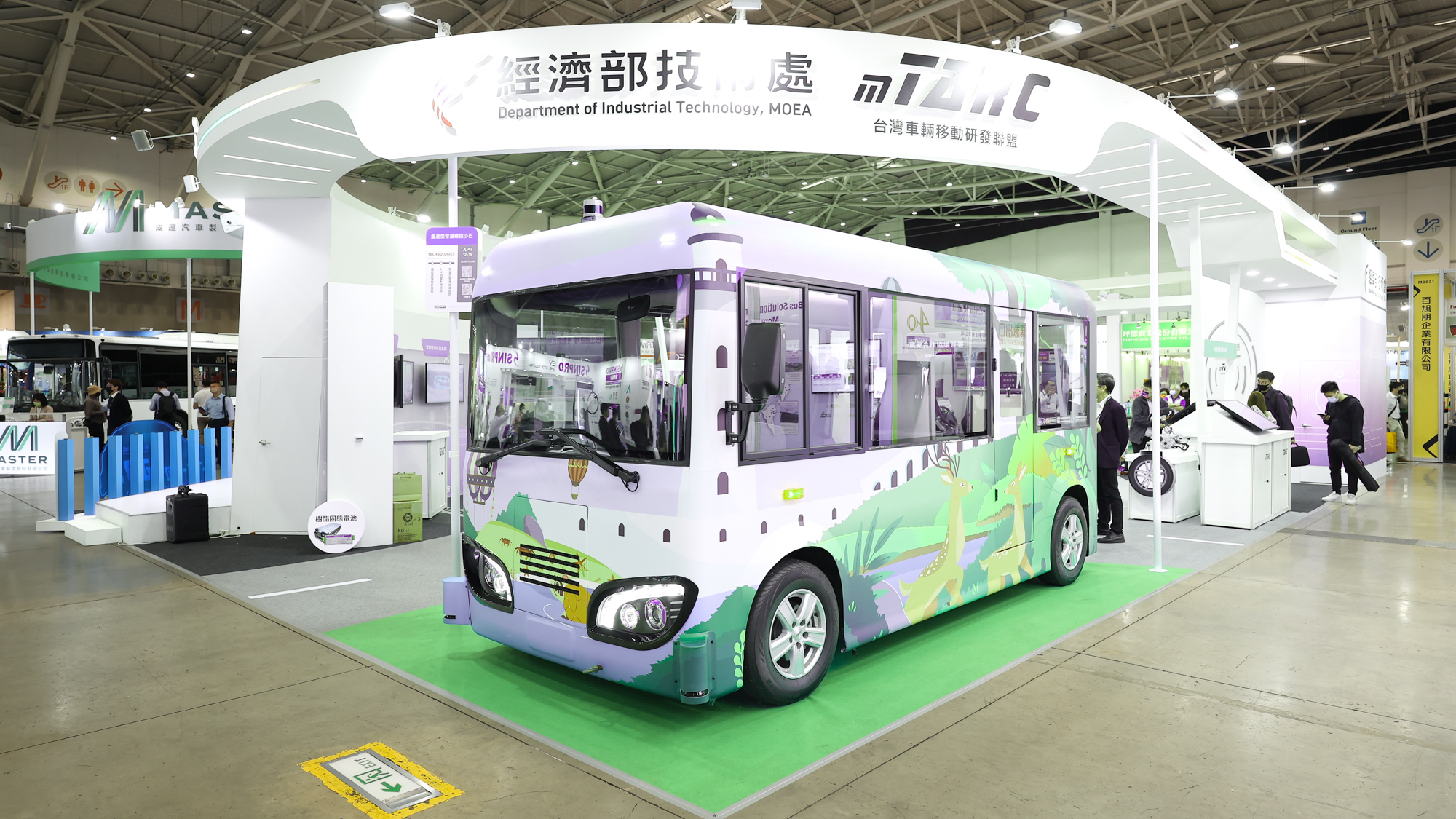 經過三年的技術合作與設計研發,正式推出量產的線控底盤與自主電芯的電動小巴 WinBus,並可協助業者快速搭載智慧駕駛系統。