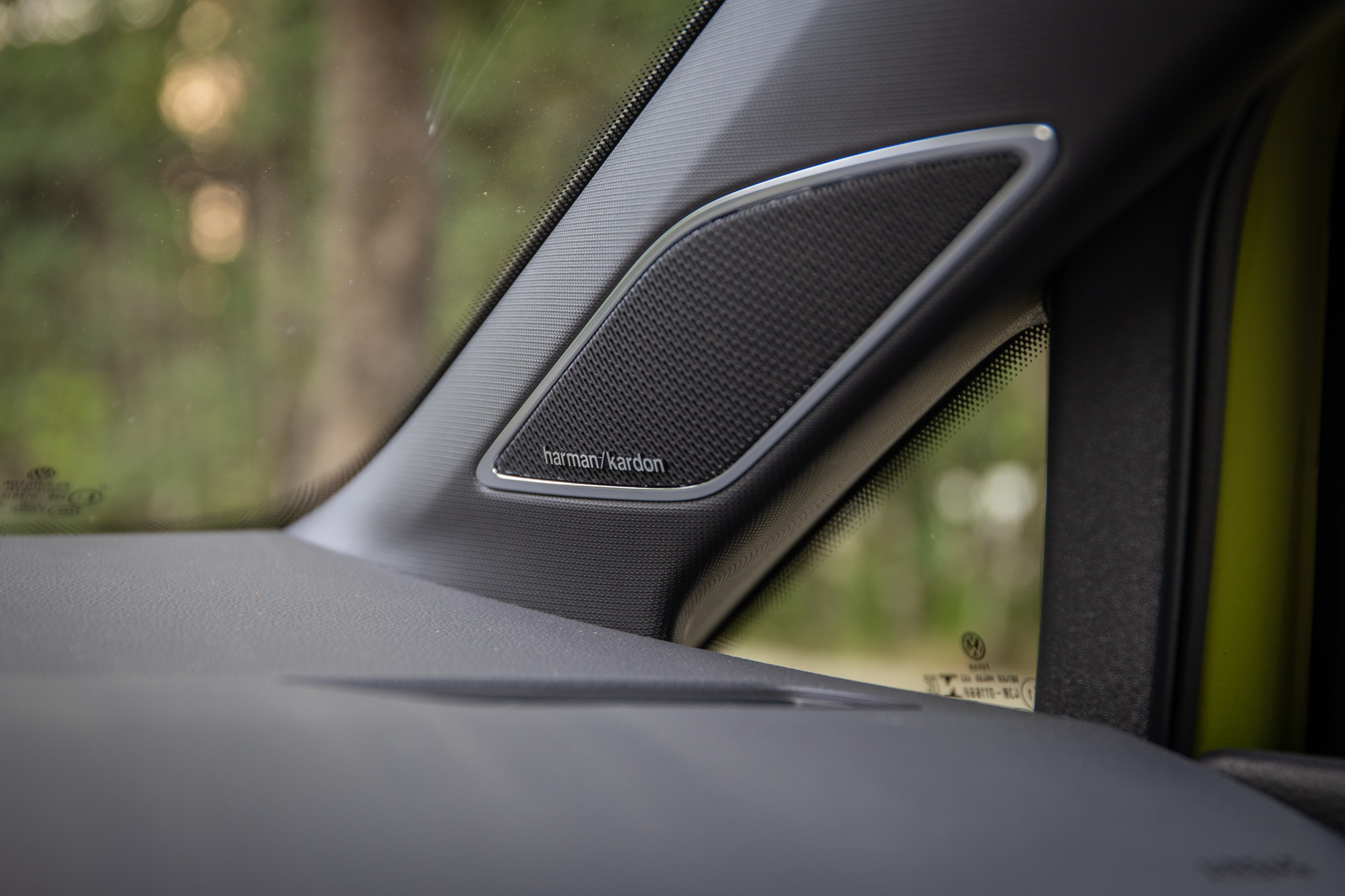 Harman Kardon 音響系統為選配。