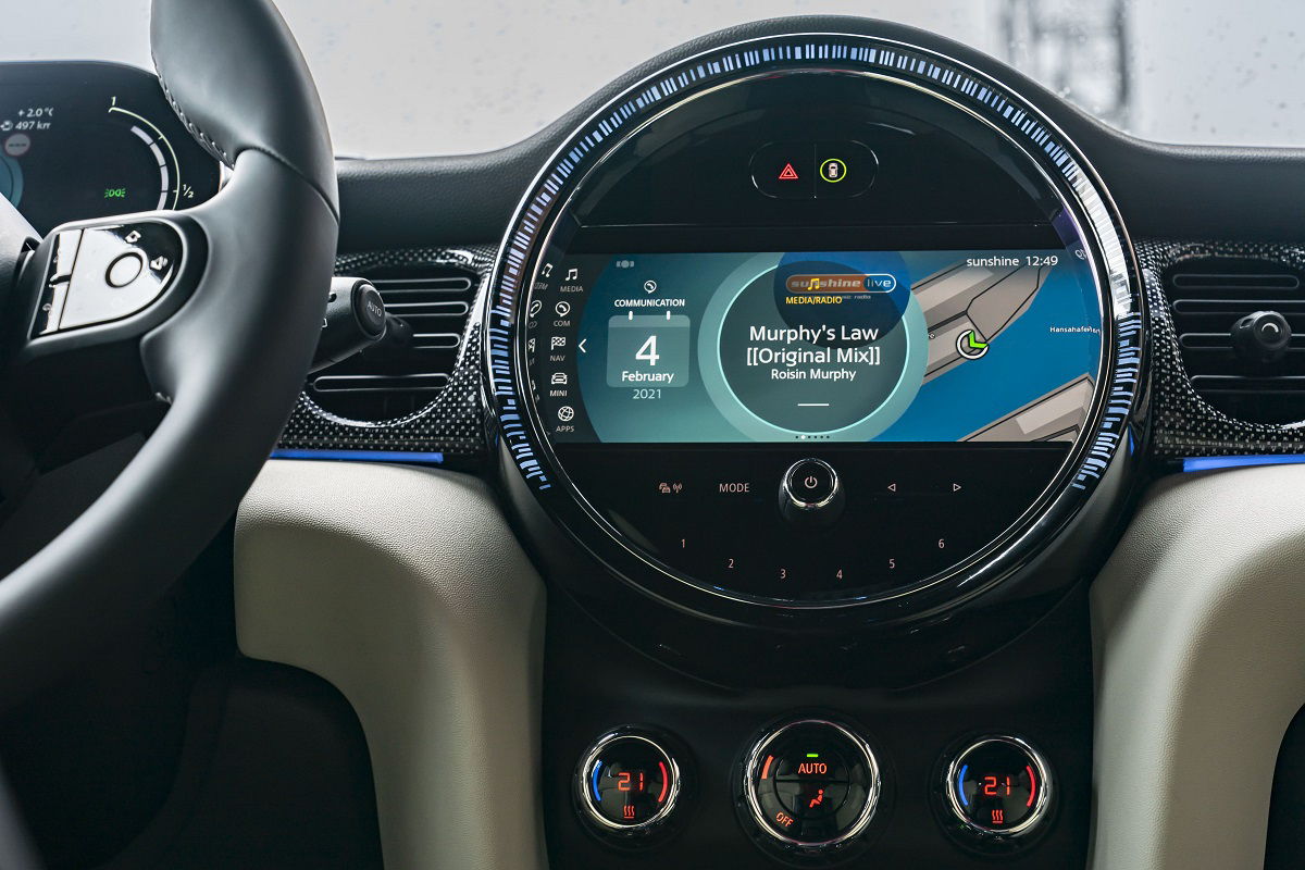 中央儀表全面升級 8.8 吋螢幕、Piano Black 高光澤飾板、全新 MINI Visual Boost 中控螢幕介面,LED 飾環亦採全新放射狀導光條設計。