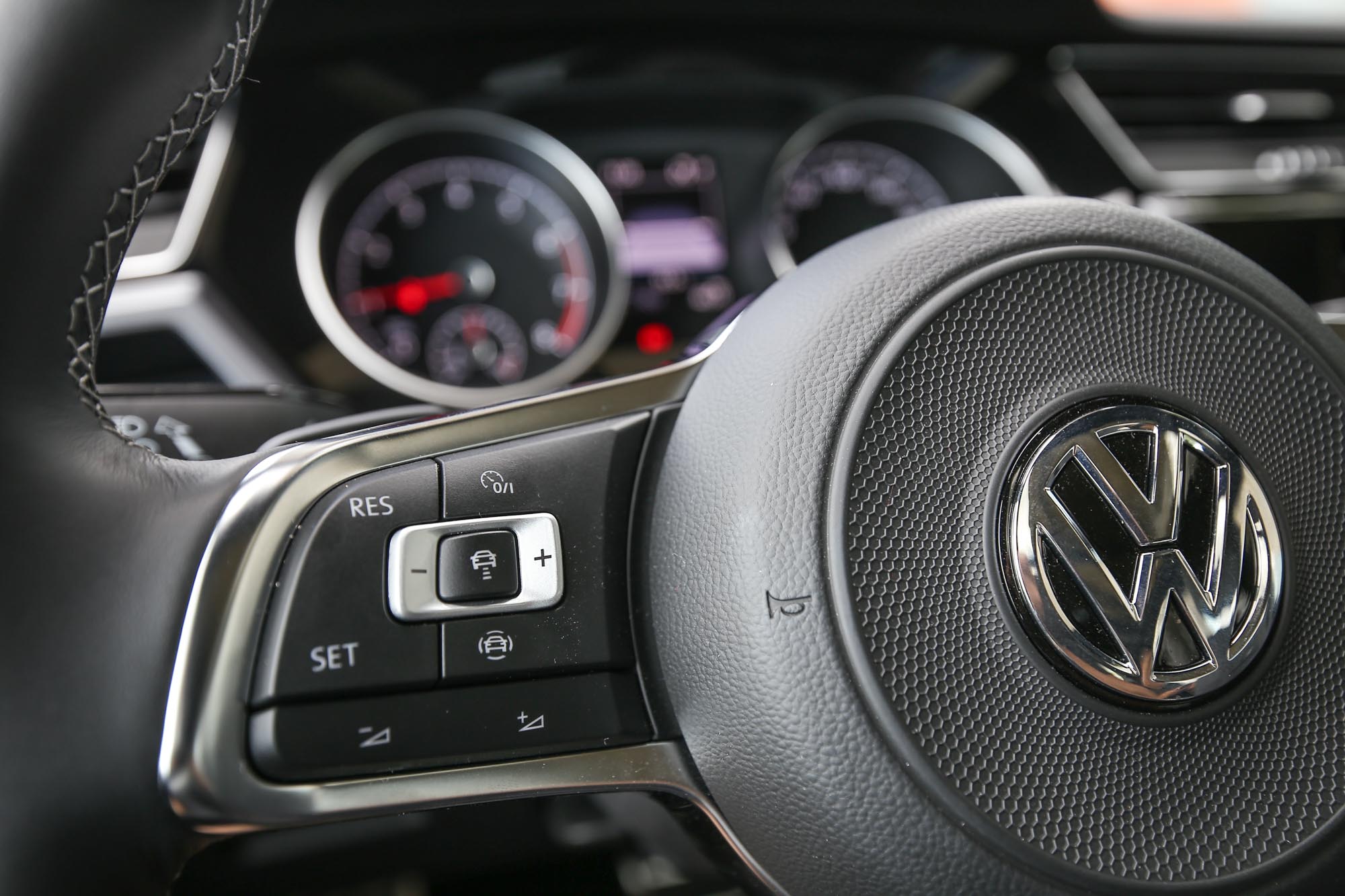 ACC 主動式固定車距巡航系統控制介面位於方向盤左側。