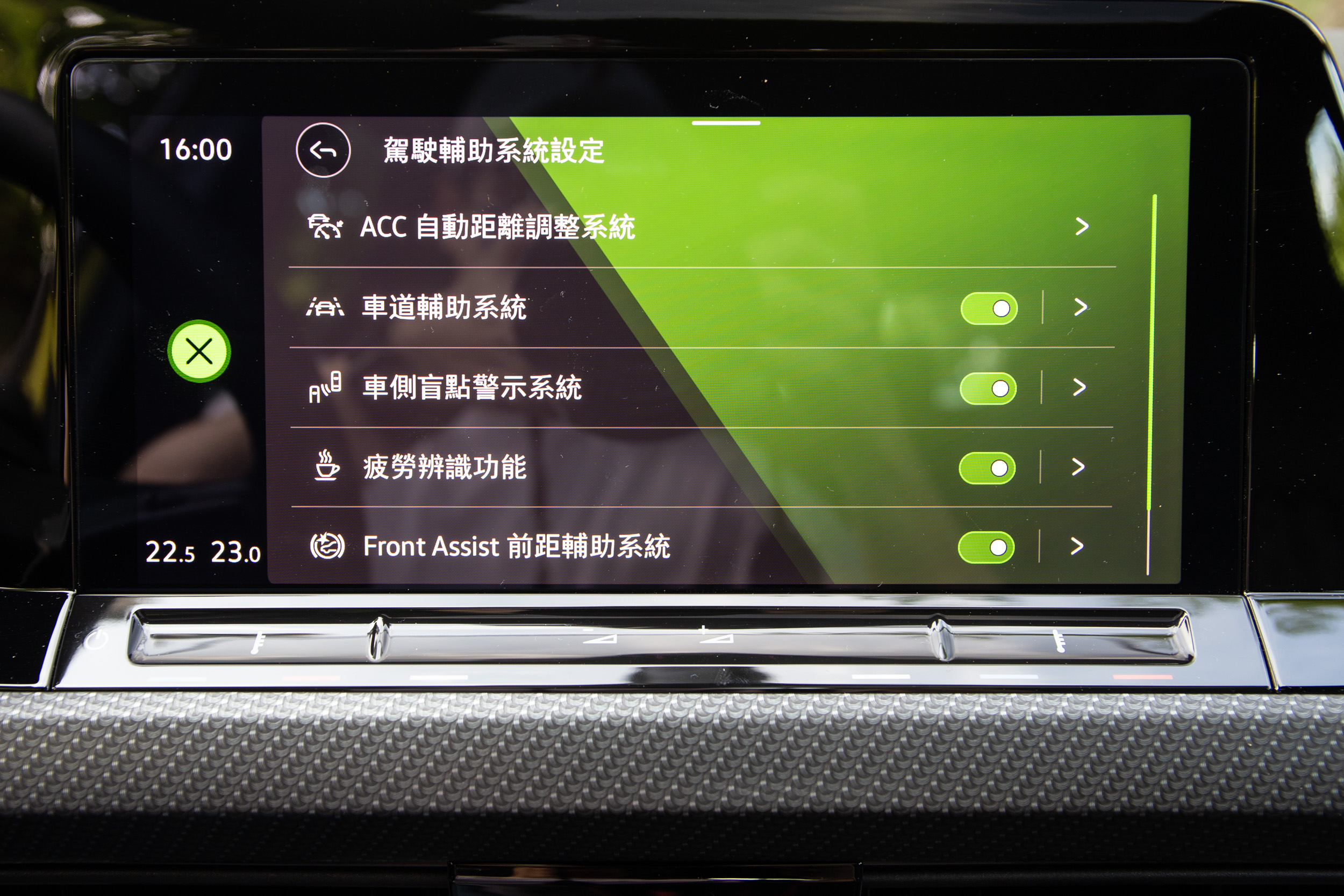 等同自動駕駛功能 Level 2 等級的IQ.DRIVE 智能駕駛輔助系統為 230 eTSI 智能特仕版車型以上標配。