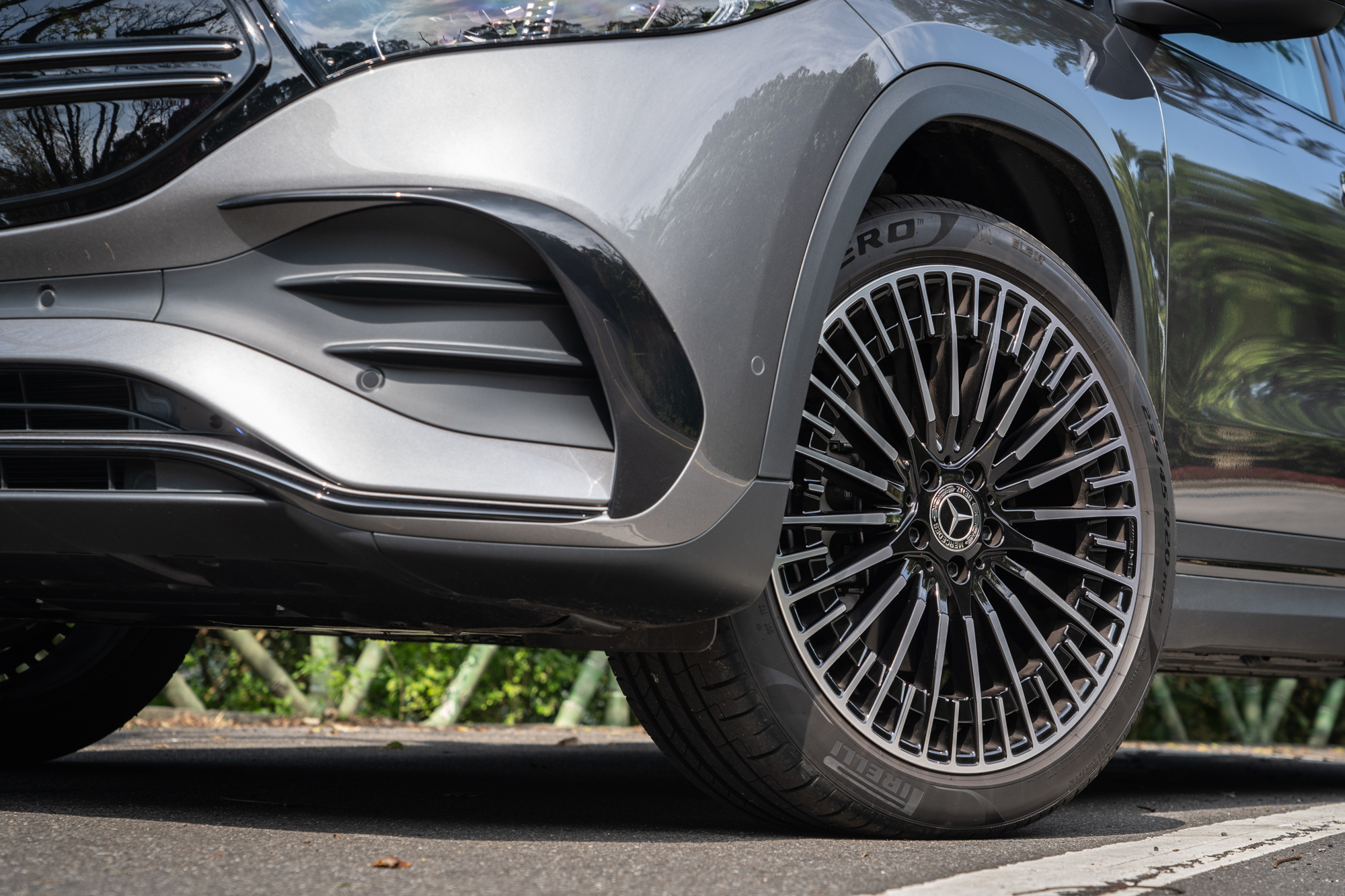 標配 18 吋規格,試駕車款則額外選配了 20 吋 AMG 多輻式亮黑輕合金輪圈。