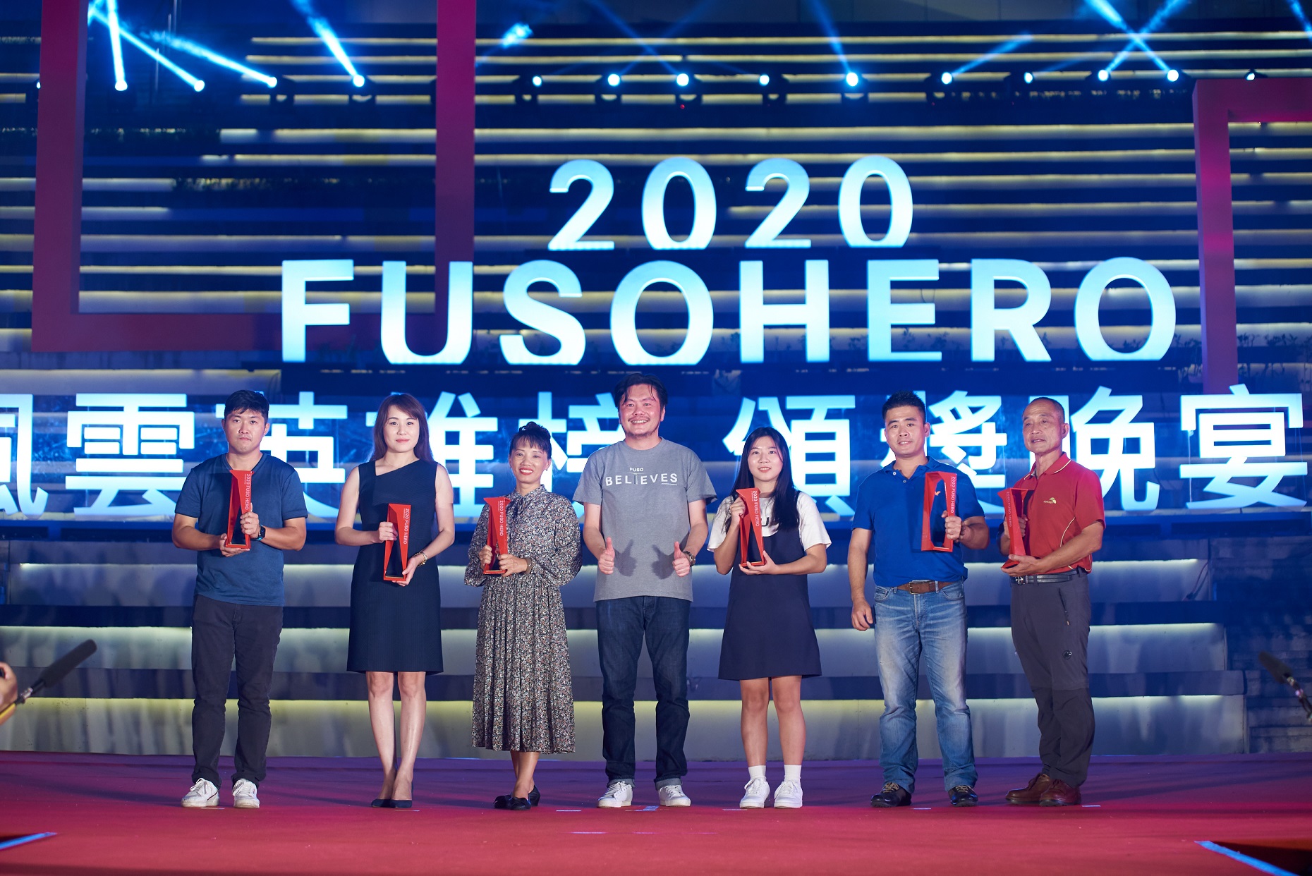 台灣戴姆勒亞洲商車執行長王立山(中)親臨「2020 FUSO HERO風雲英雄榜」頒獎晚宴。