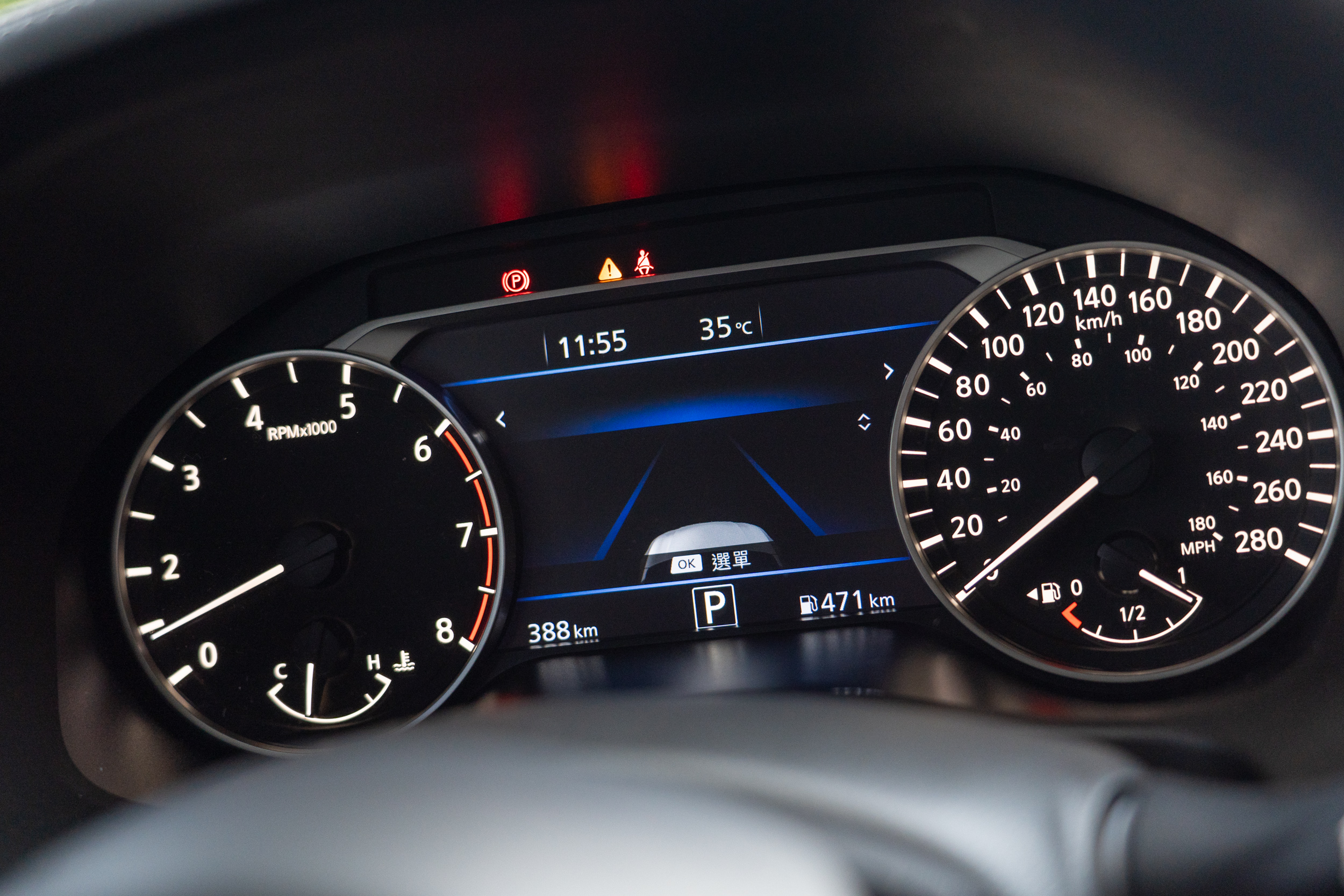 儀錶非全數位樣式,而是維持改款前式樣。