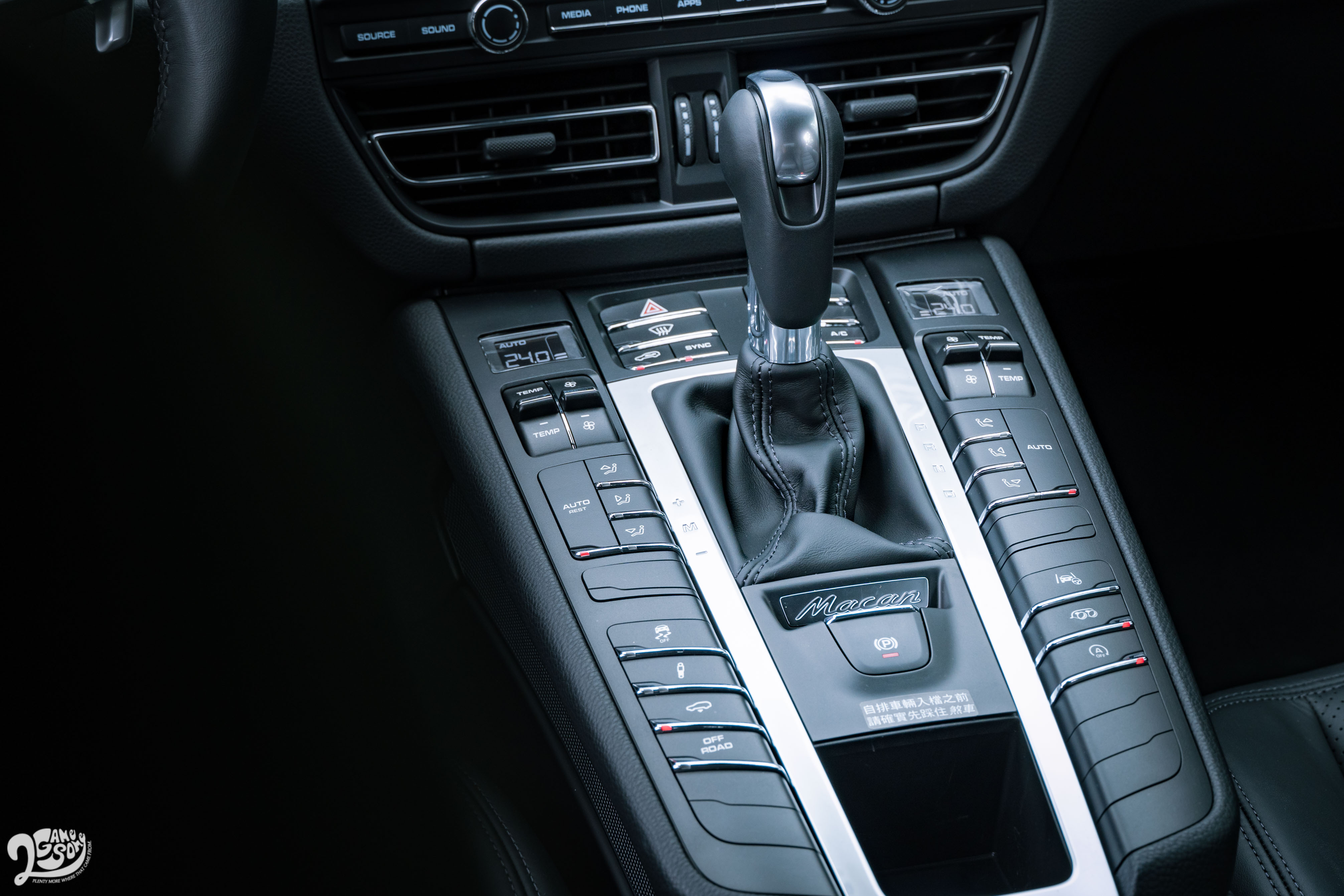 Macan GTS 中控台下方還保有許多按鍵,保有類比時代的美好。
