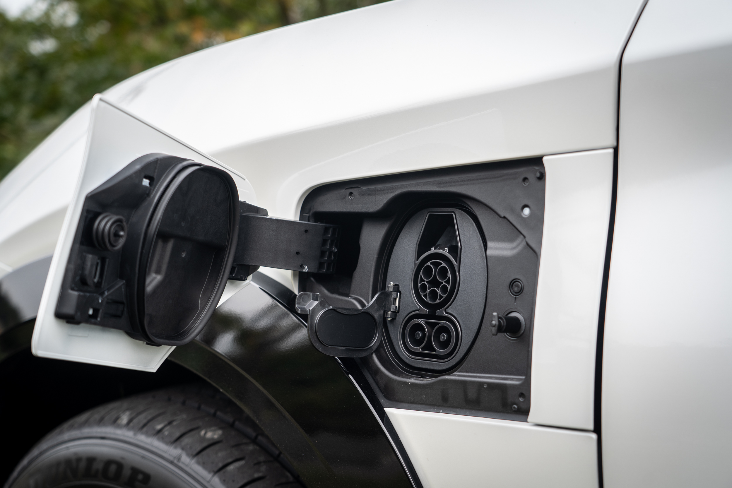 快充規格為CCS1，慢充則為J1772，最大充電功率為170kW。