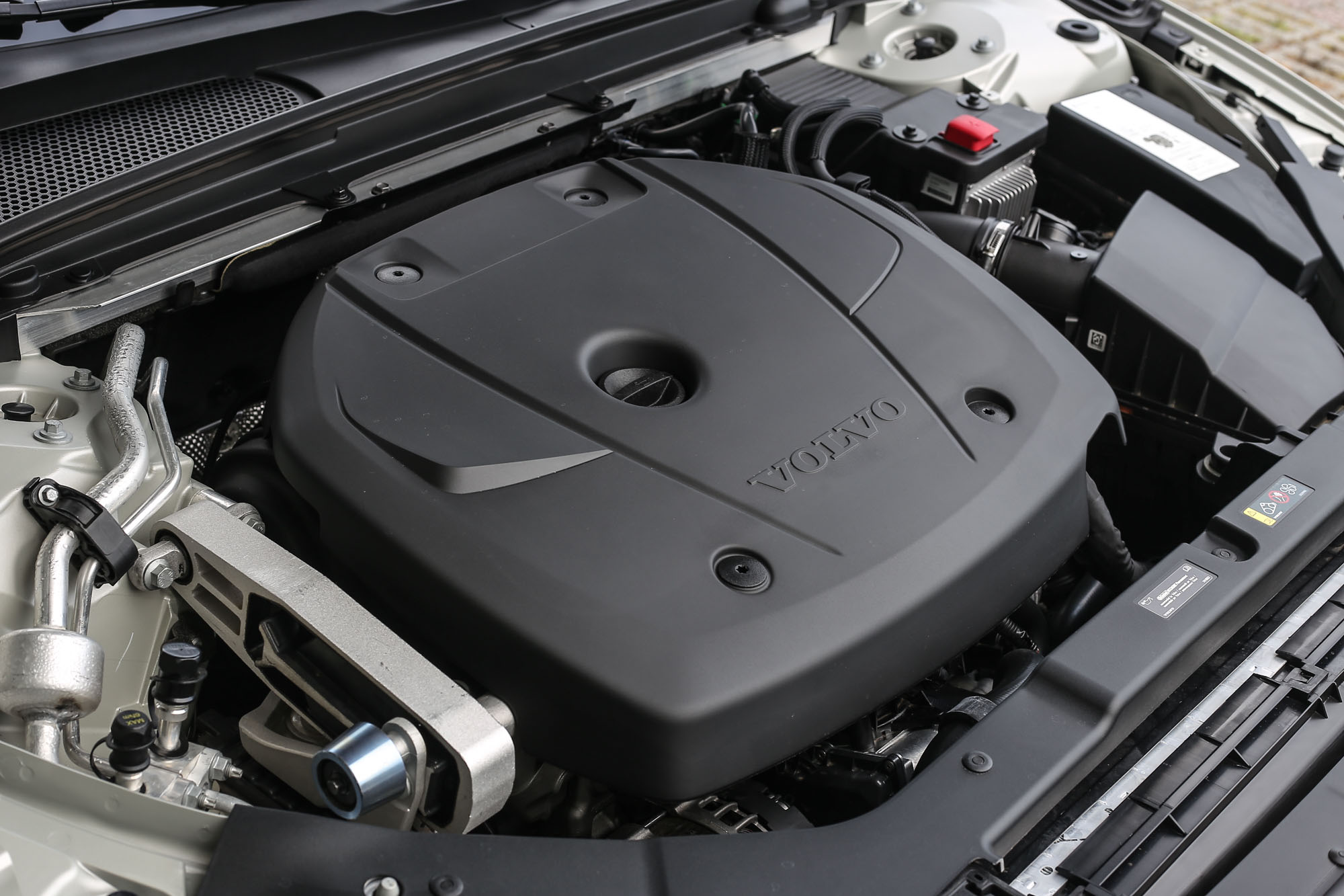 V60 T4 搭載 2.0 升渦輪增壓直列四缸汽油引擎，具備 190hp / 5000rpm 最大馬力與 30.6kgm / 1400-4000rpm 最大扭力輸出。