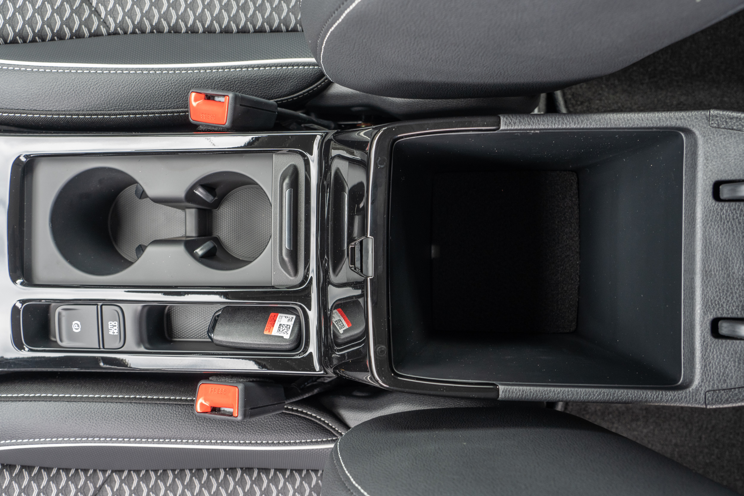 中央鞍座與扶手下方的置物空間也相當多元。