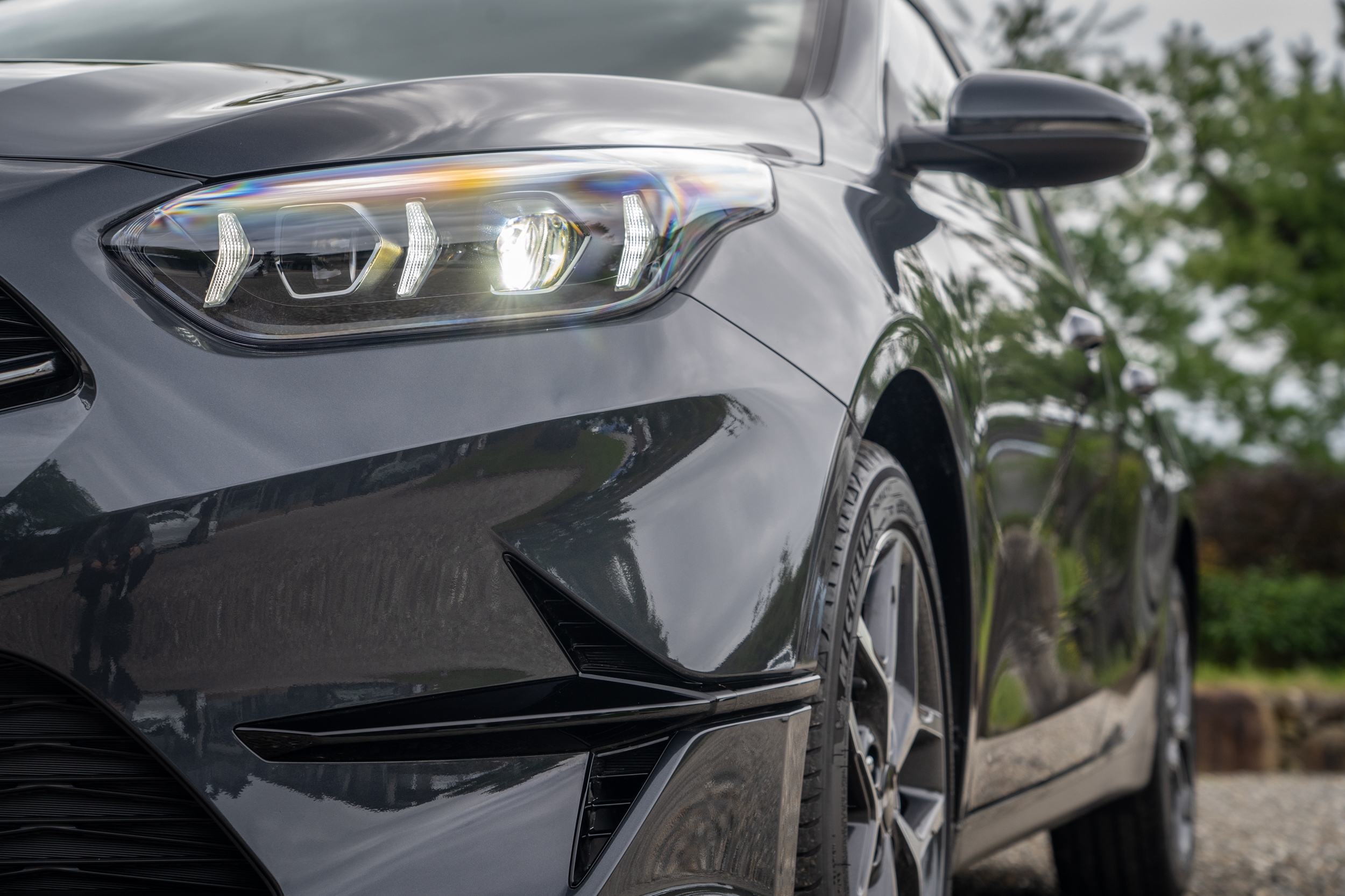 全新 LED 造型頭燈整合全新三箭式日行燈。