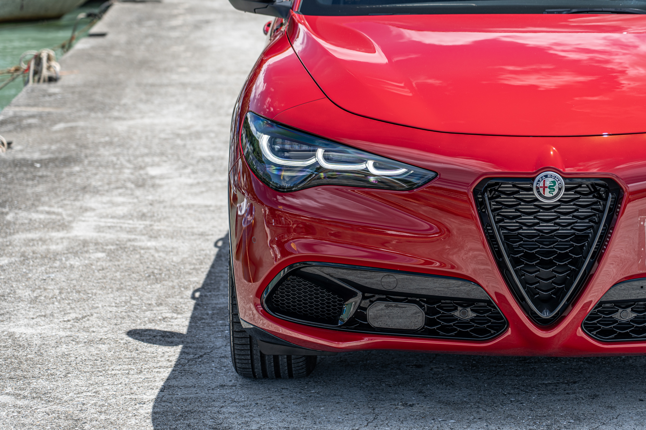 移除車牌的影響，才會是車頭最美的模樣。