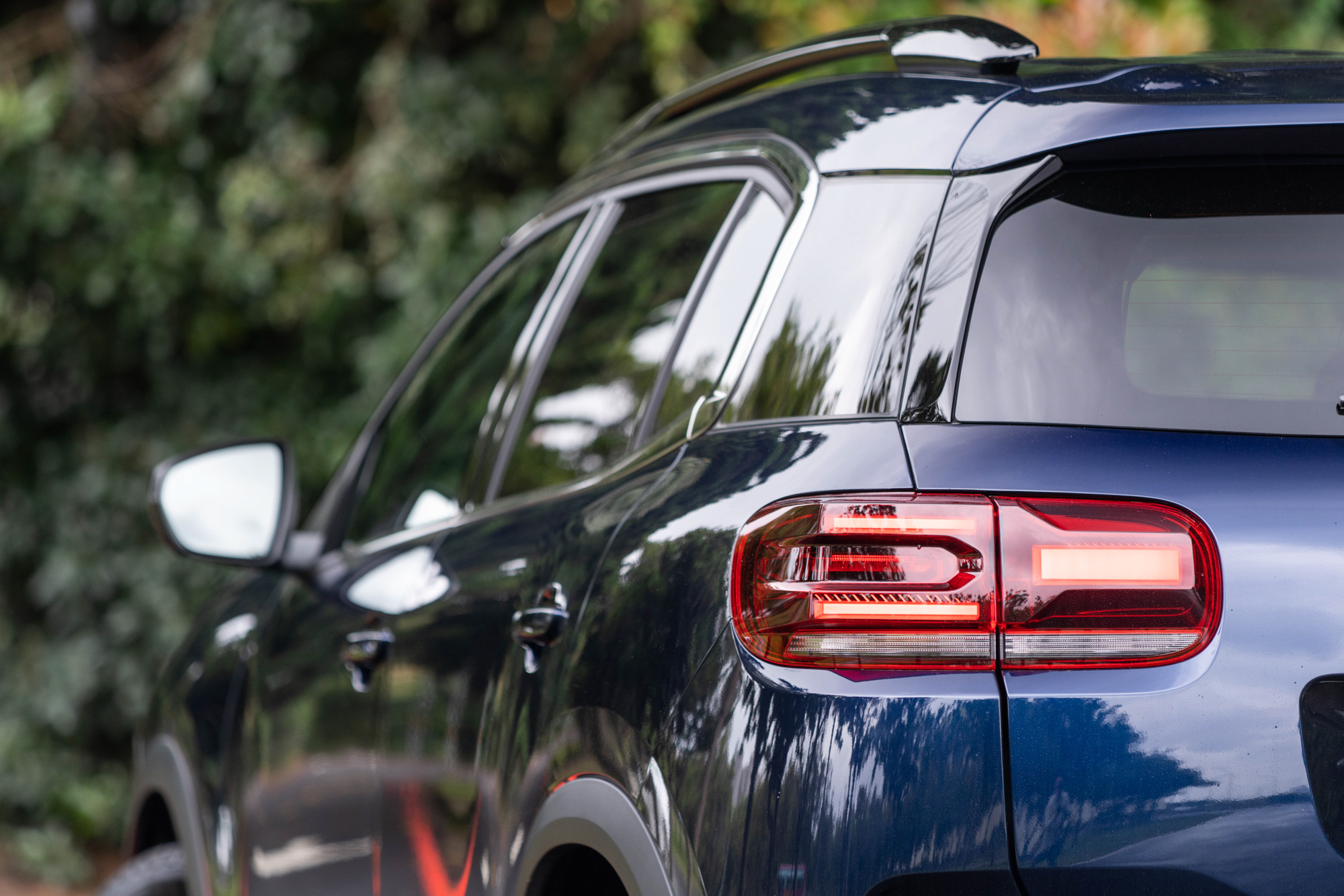 3D 立體造型的 LED 尾燈以橫向的燈型設計與頭燈呼應。