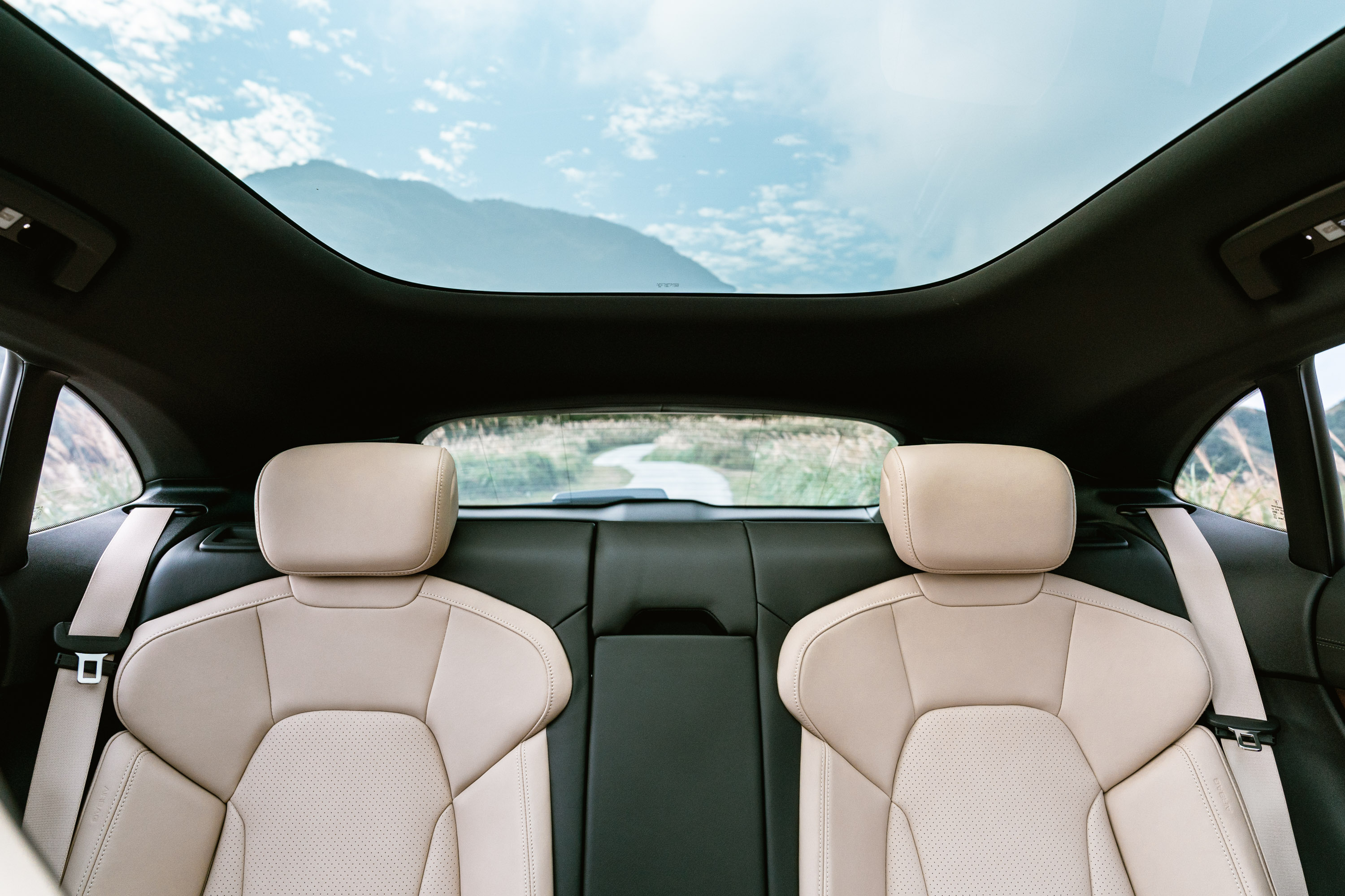 Taycan Cross Turismo比起Taycan在後座增加了45 mm頂部空間,提升後座乘客乘坐時的舒適性。