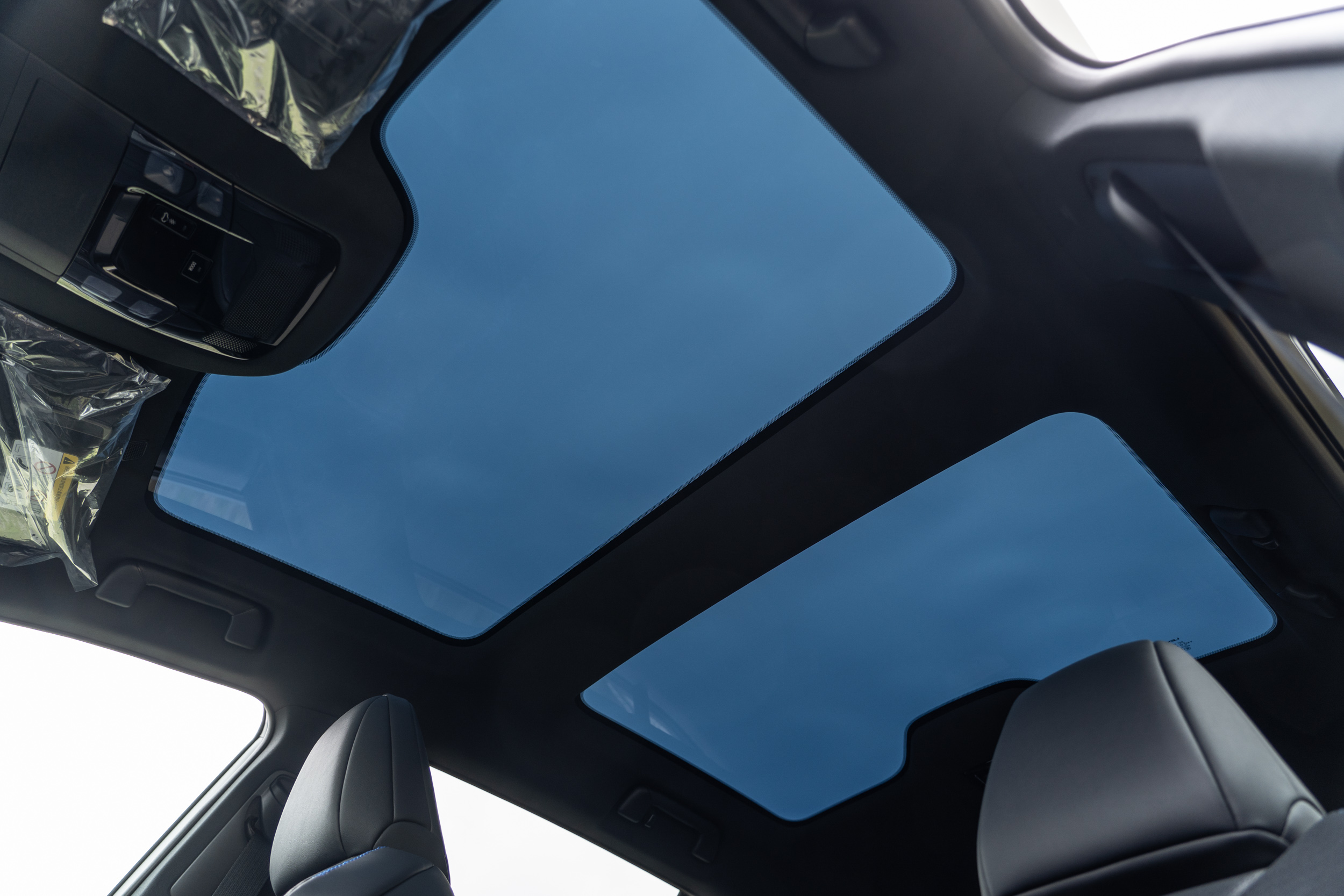 可調光式全景天窗與舊款的淺色霧化效果相比，新款採用深色霧化設計，擁有更好的遮光性及隔熱性。