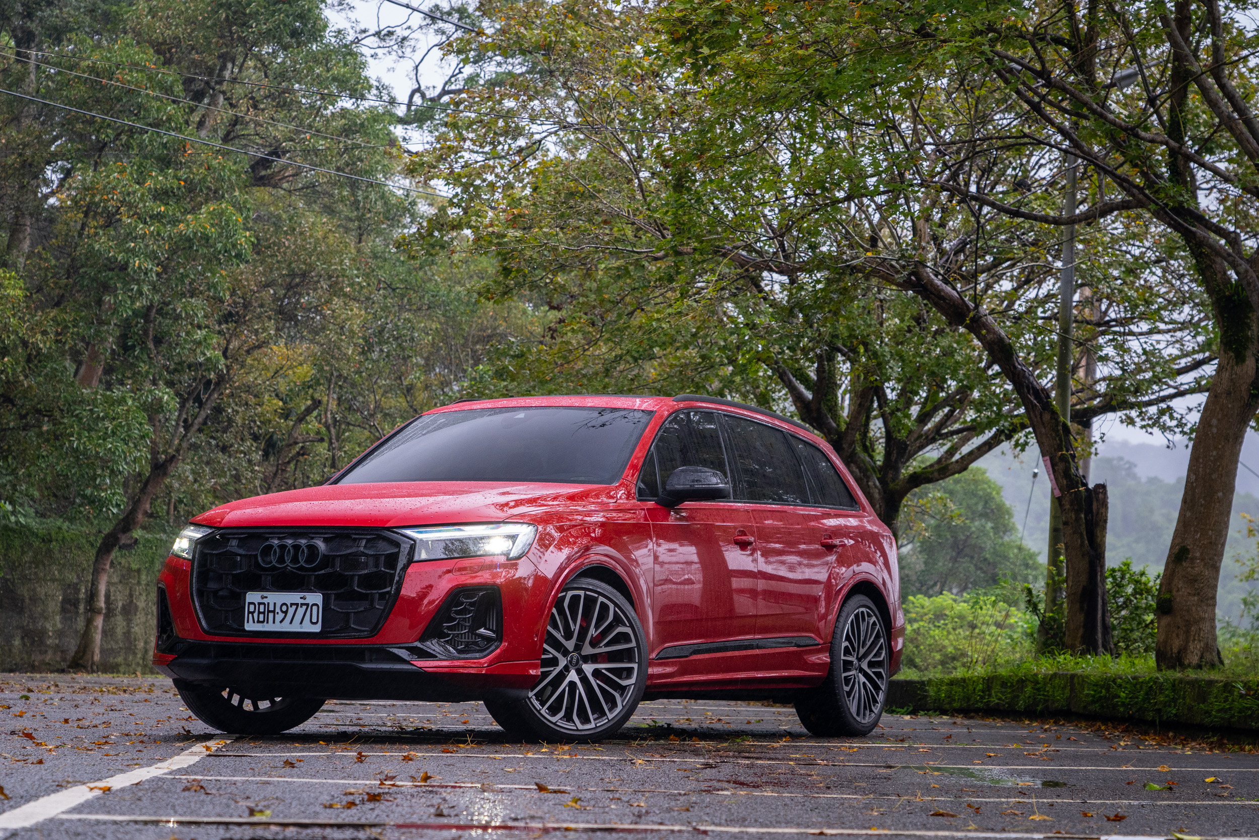 試駕車款為小改款的 Audi SQ7，建議售價為新台幣560萬元起。