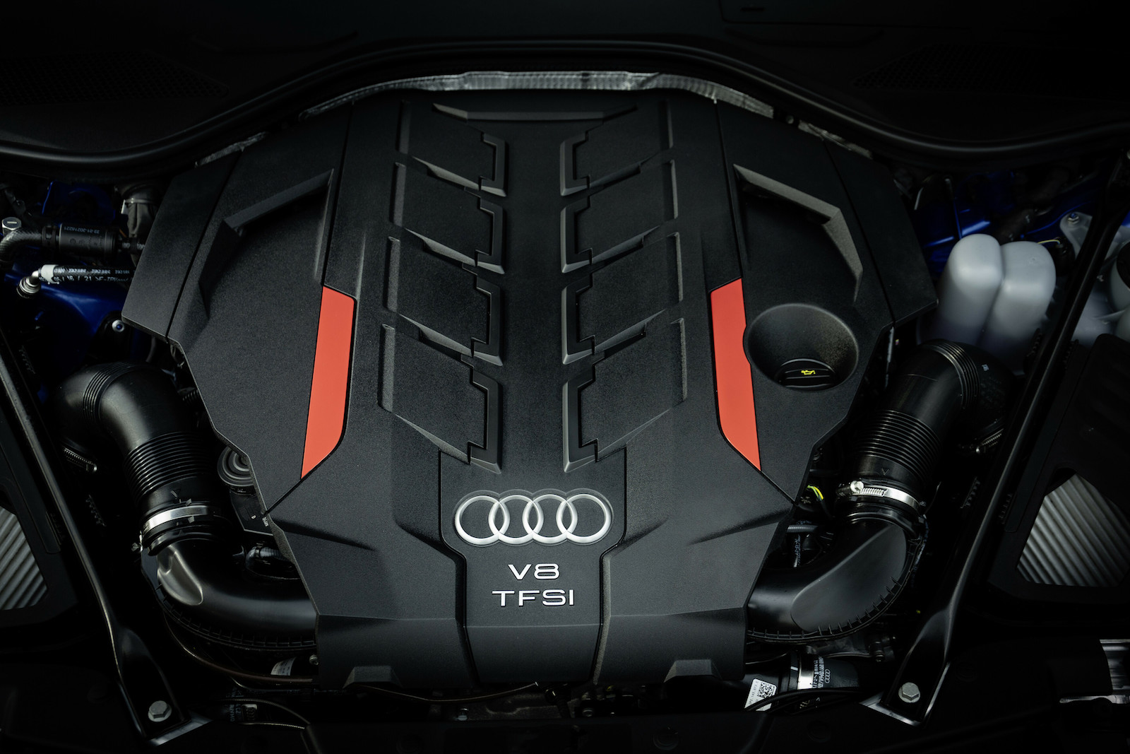 Audi S8 配置V8 雙渦輪增壓引擎及48V系統，最大馬力綜效達571hp及最大扭力800Nm。