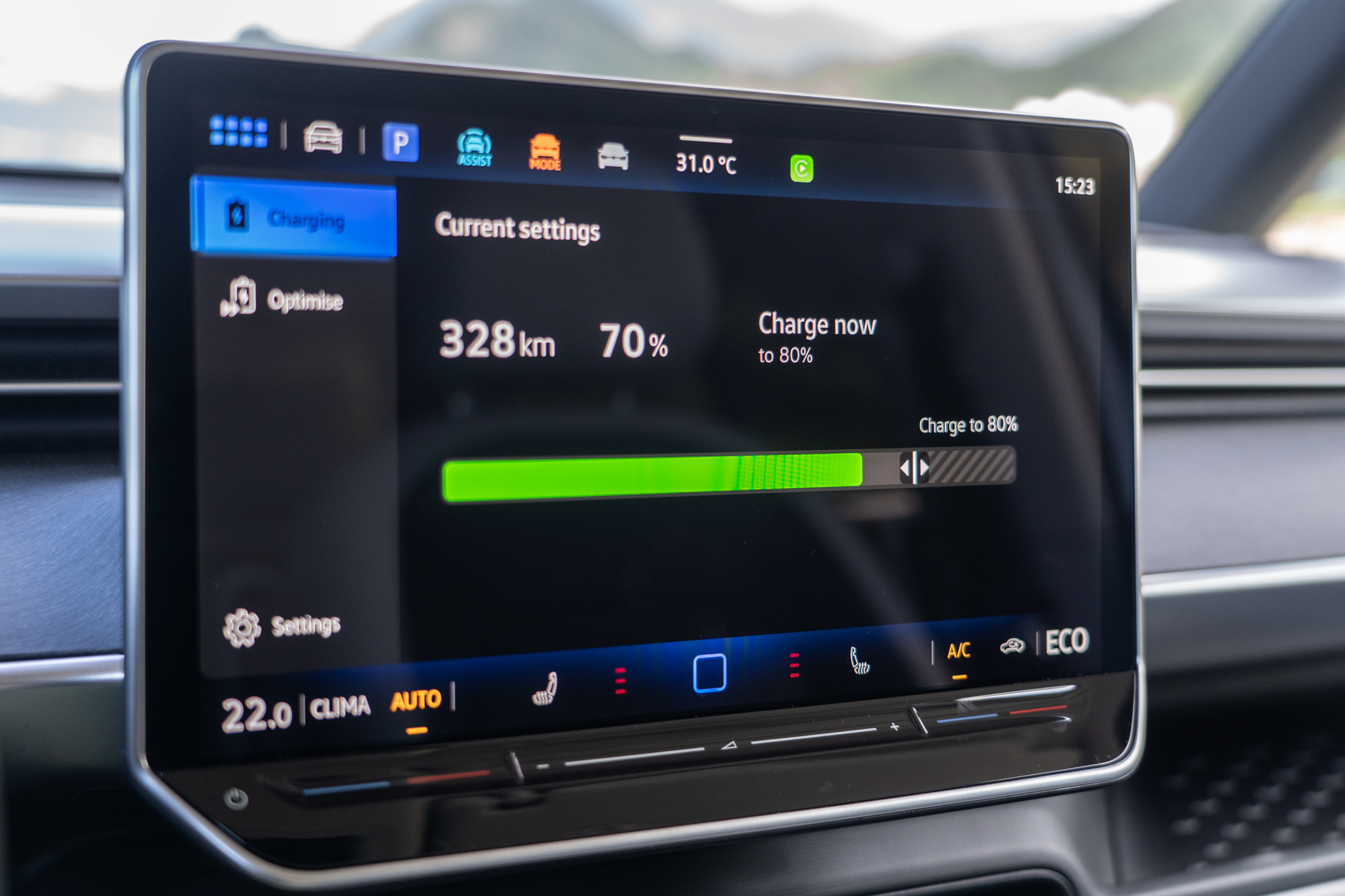 車機可顯示當前電量狀態與充電相關資訊。