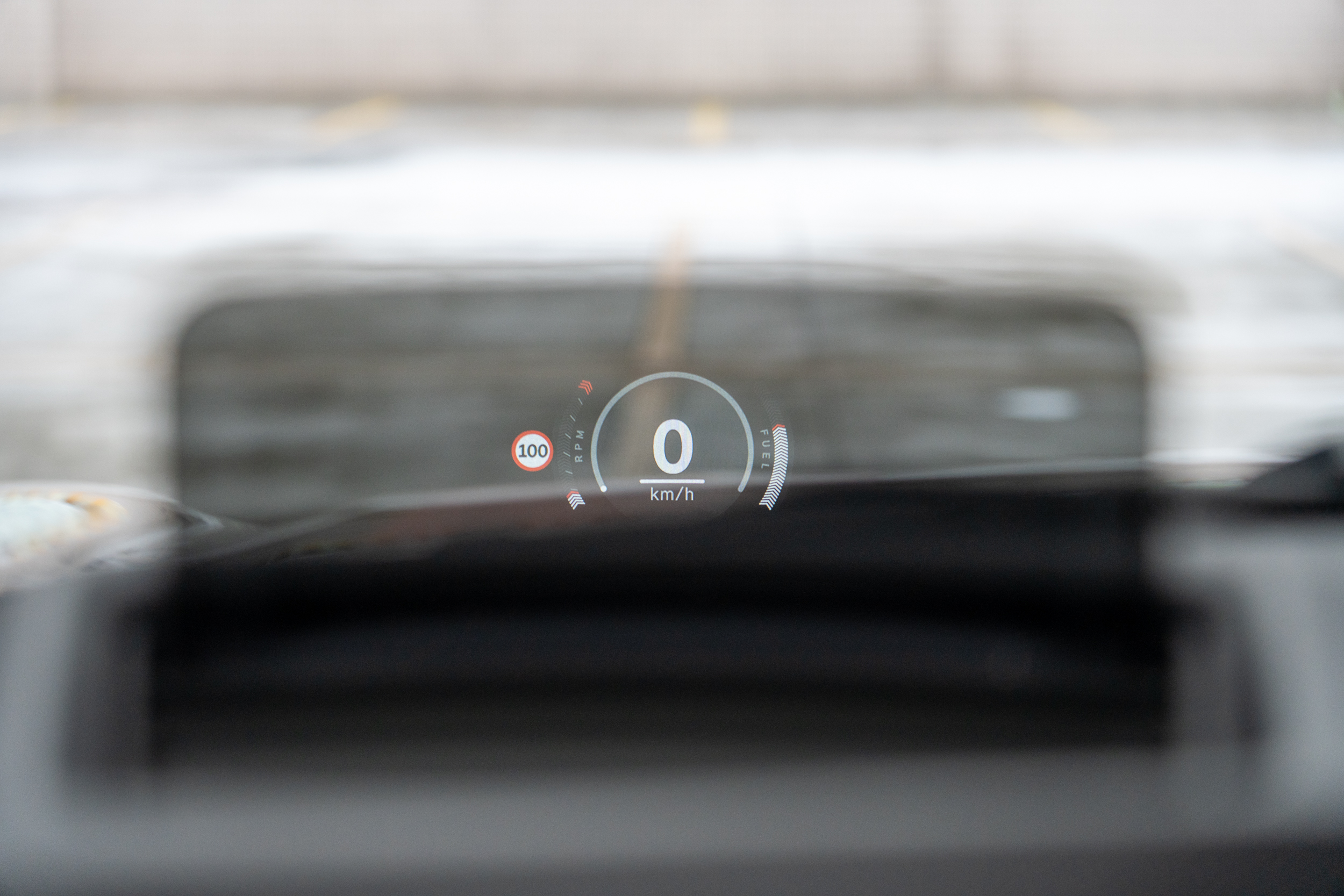 HUD 抬頭顯示器的加入在車況識別上幫了不少忙。