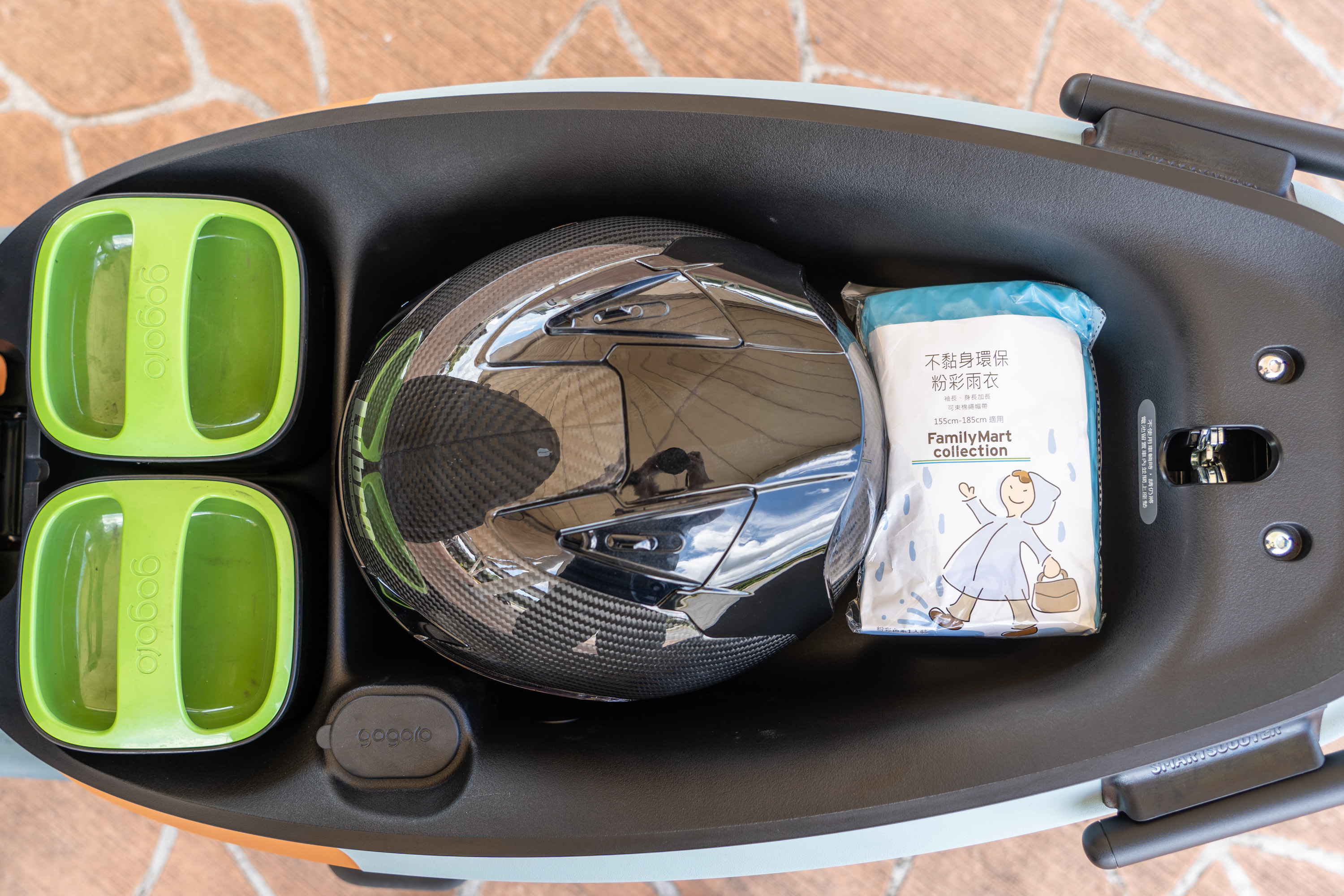 VIVA XL 坐墊下置物空間有 26.5L,可以放下一頂 3/4 安全帽以外還有空間可放雨衣。