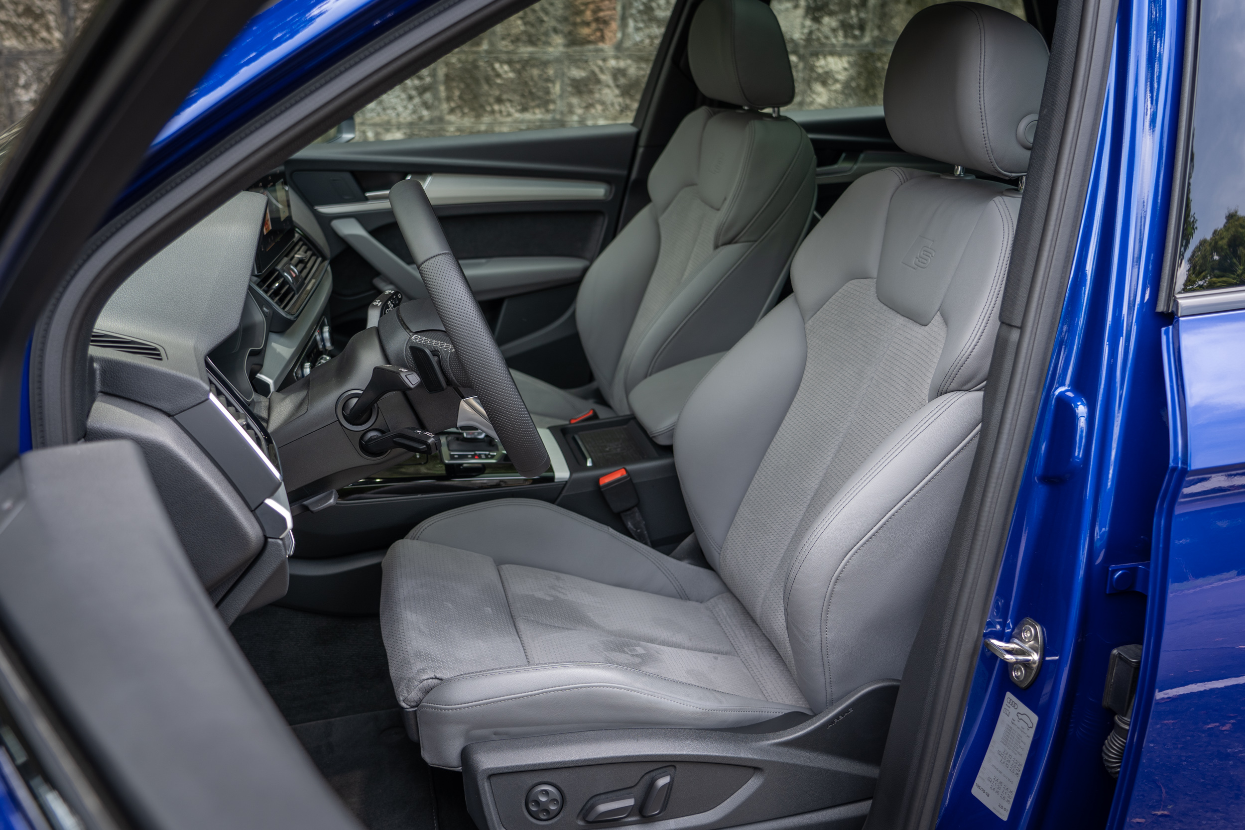 雙前座為跑車座椅並附上加熱功能。