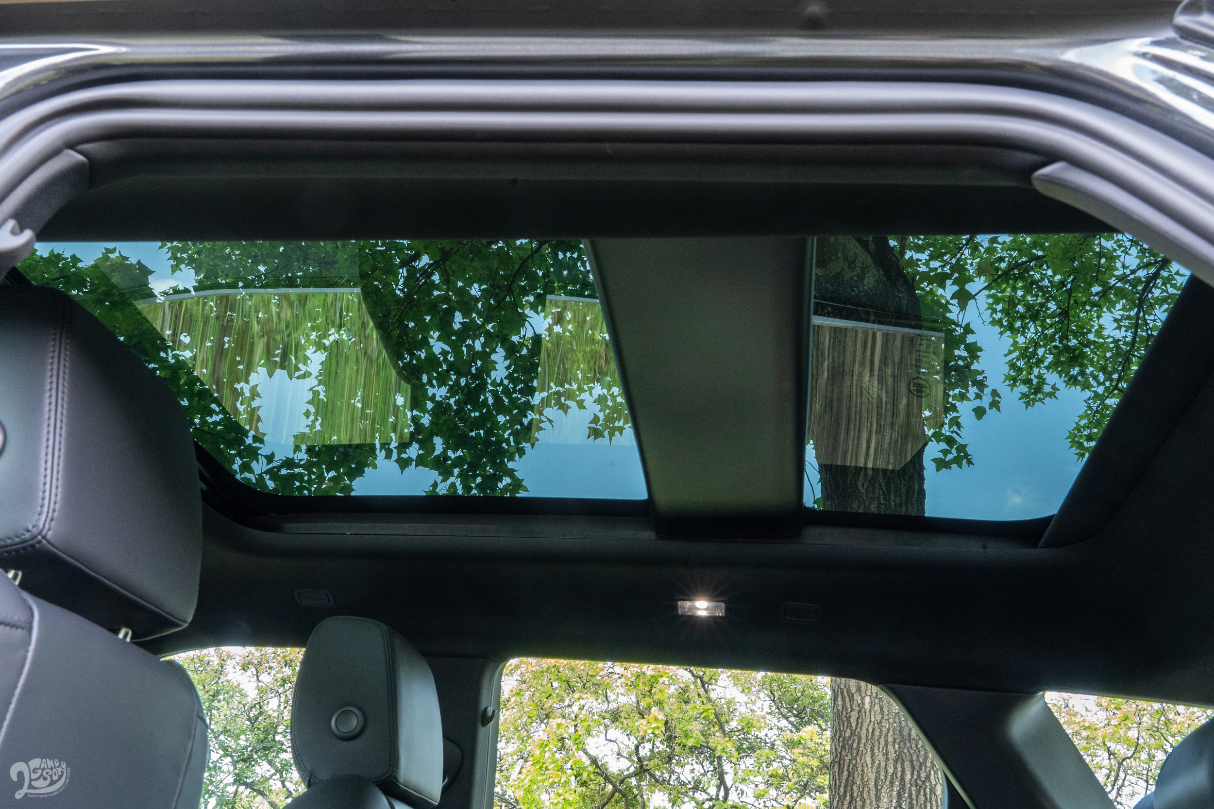 Bronze Collection 車型配備全景是電動玻璃開啟全景天窗，其餘 Range Rover Evoque 車型則為固定式全景天窗。