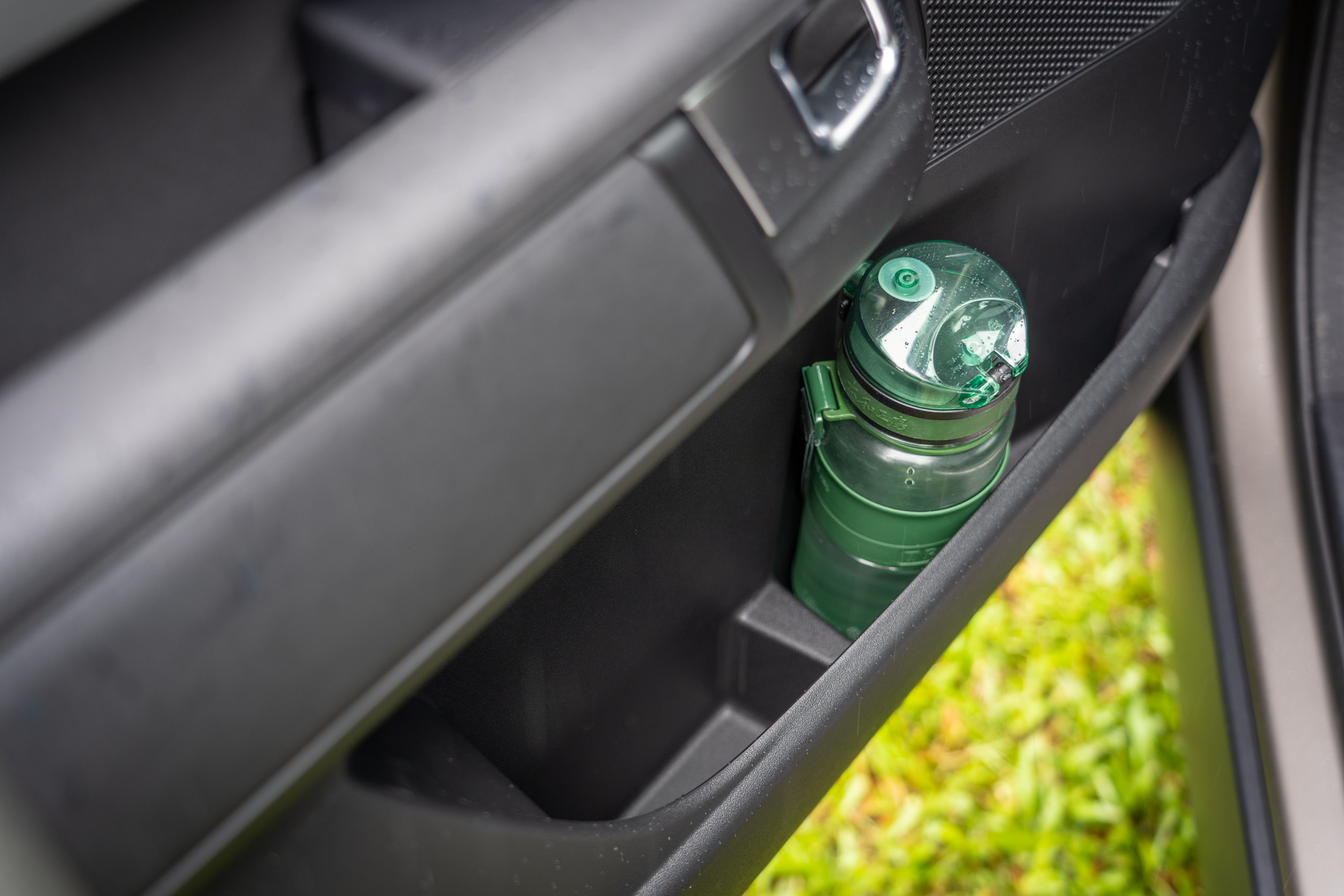 門板下的置物空間也相當實用。