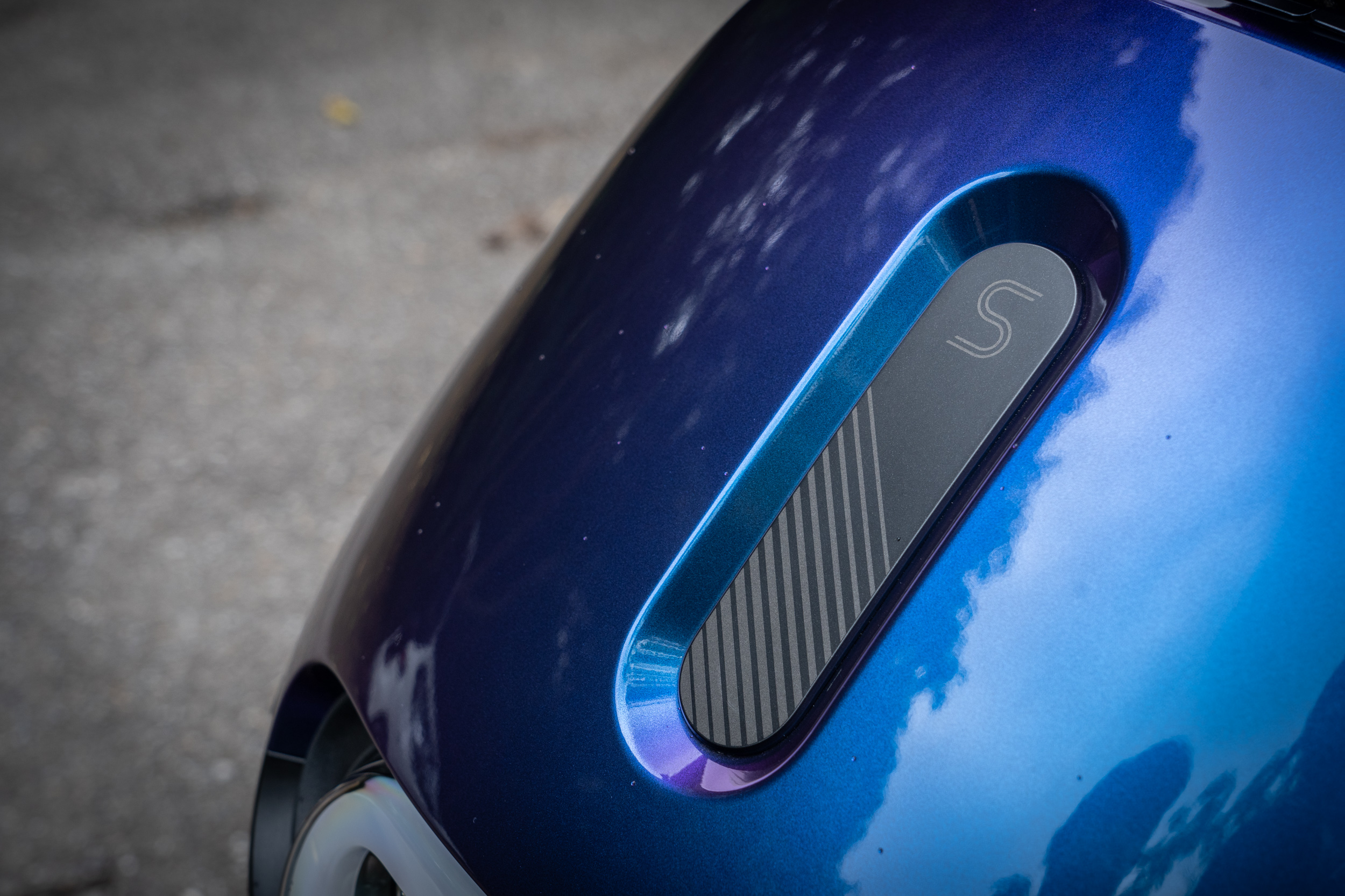 特殊的極光藍車色會依照不同光線反射映照出多層次的光澤。