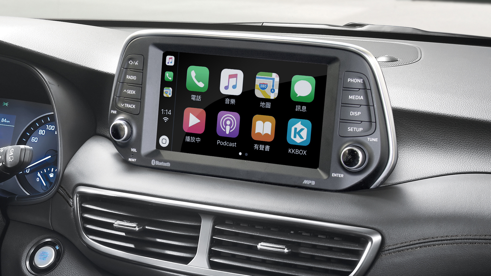中控臺上方 8 吋懸浮式觸控螢幕並整合 Apple CarPlay、 Android Auto、倒車顯影等功能。