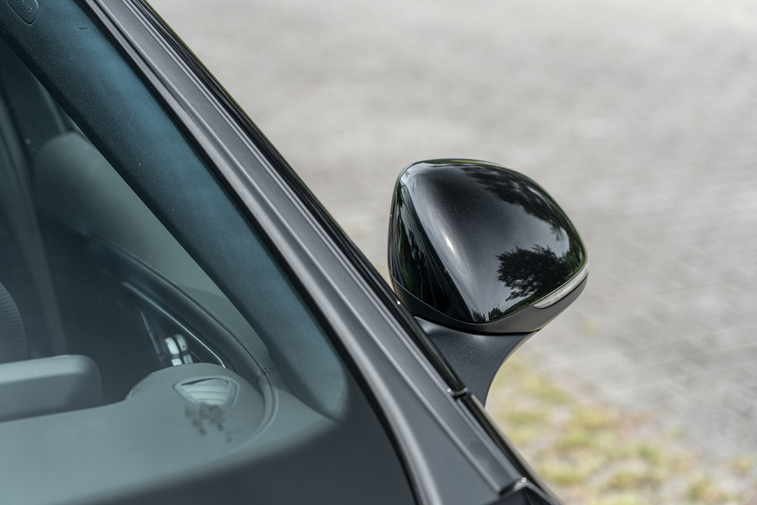 車外後視鏡同樣採用亮黑色塗裝，更顯一致性。