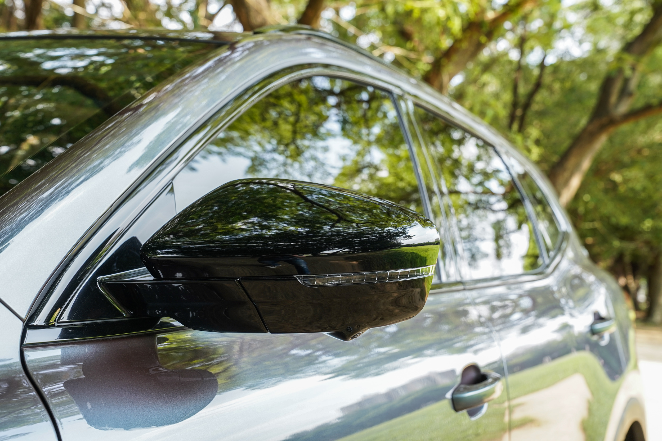 車外後視鏡外殼也為黑色。